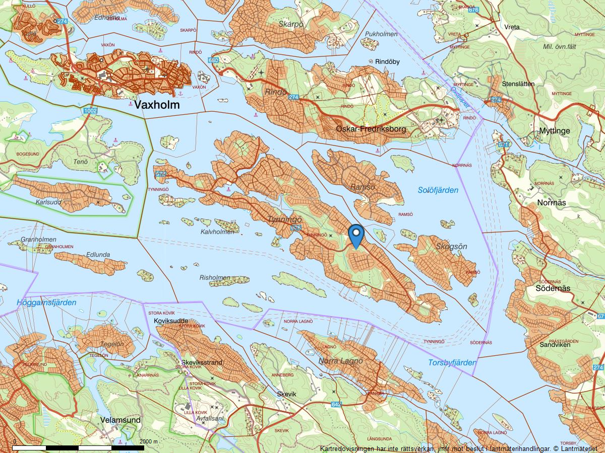 Tynningö trafikeras av vägverkets bilfärja från Norra Lagnö samt av Waxholmsbolaget