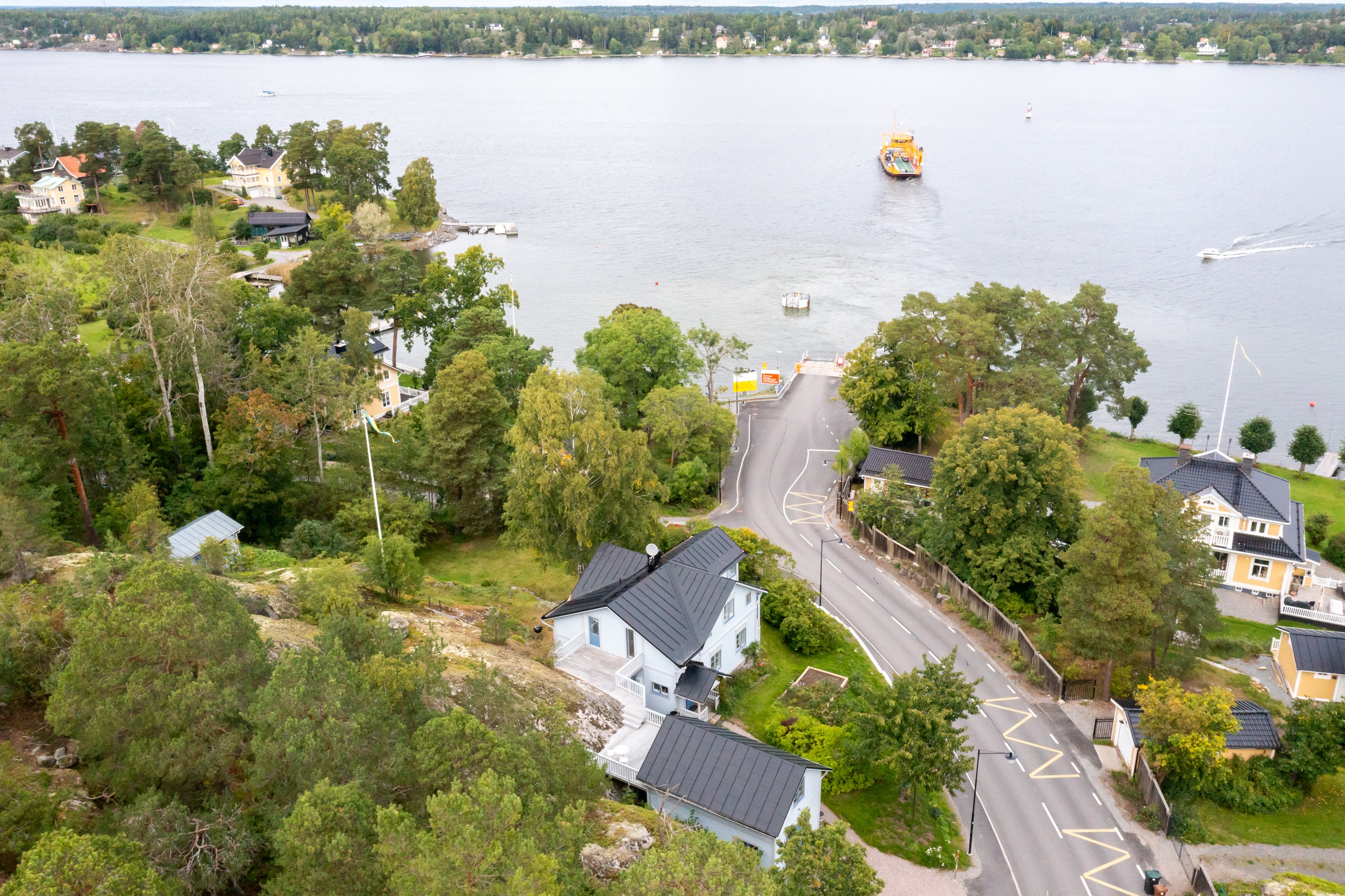 Norra Lagnö trafikeras även av bussar in mot Slussen samt pendlingsbåtar in till Strömkajen