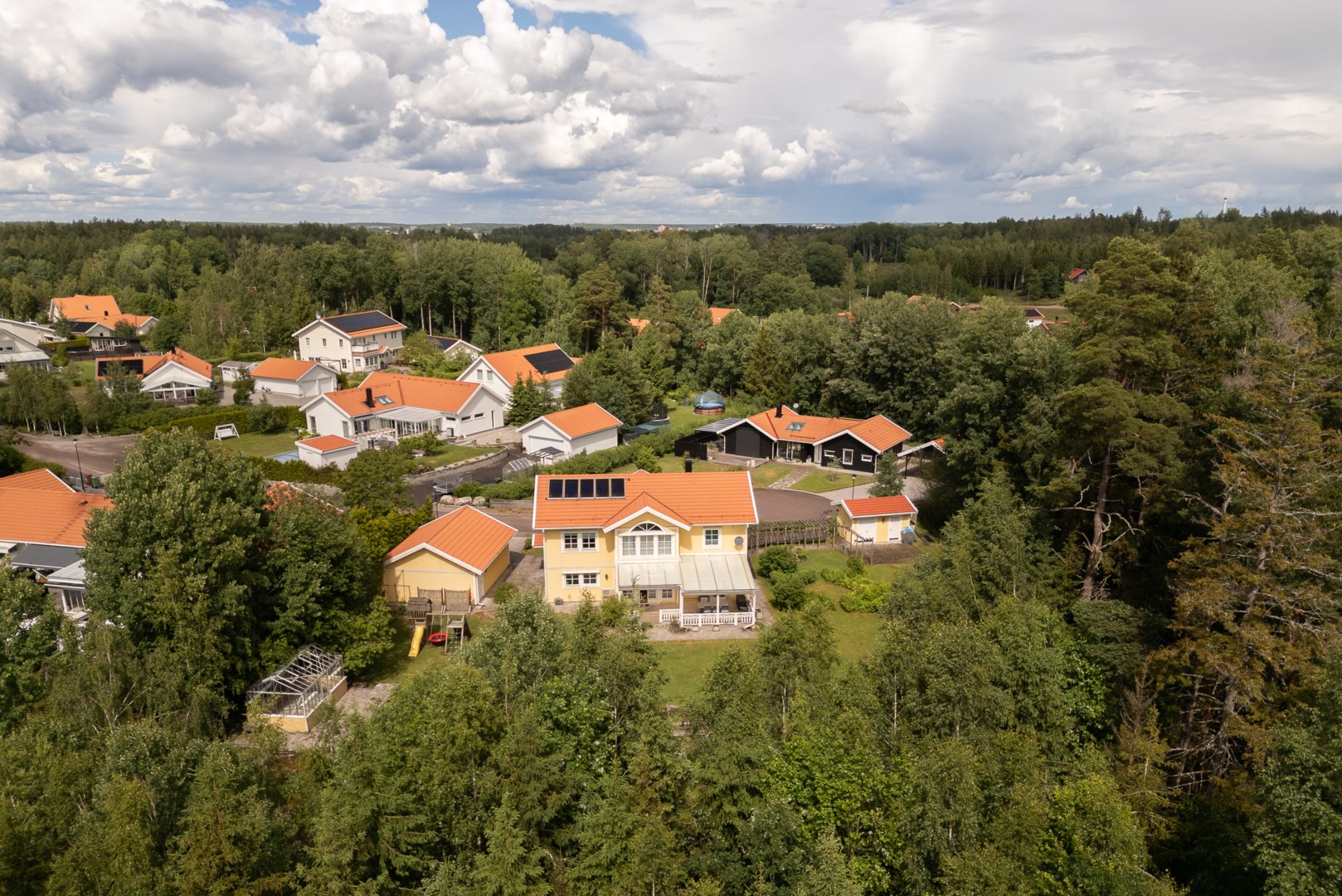 Bostadsbild från Hustahöjdens byväg 24, Såld i Hustahöjden, Västerås