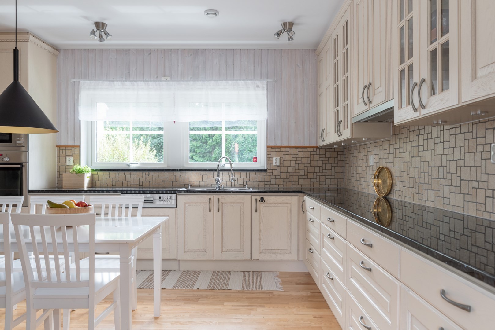 Bostadsbild från Hustahöjdens byväg 24, Såld i Hustahöjden, Västerås