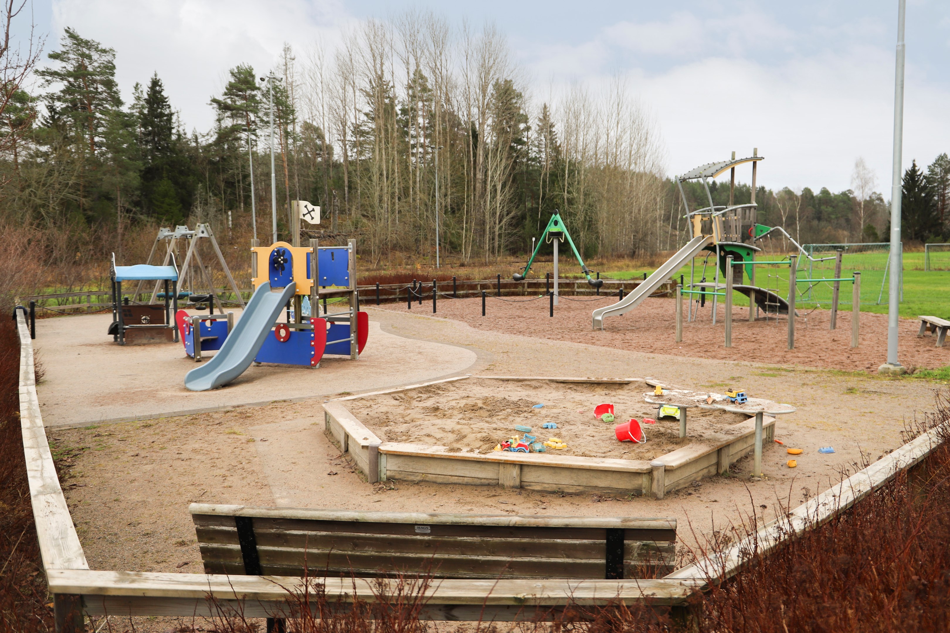 Intilliggande lekplats