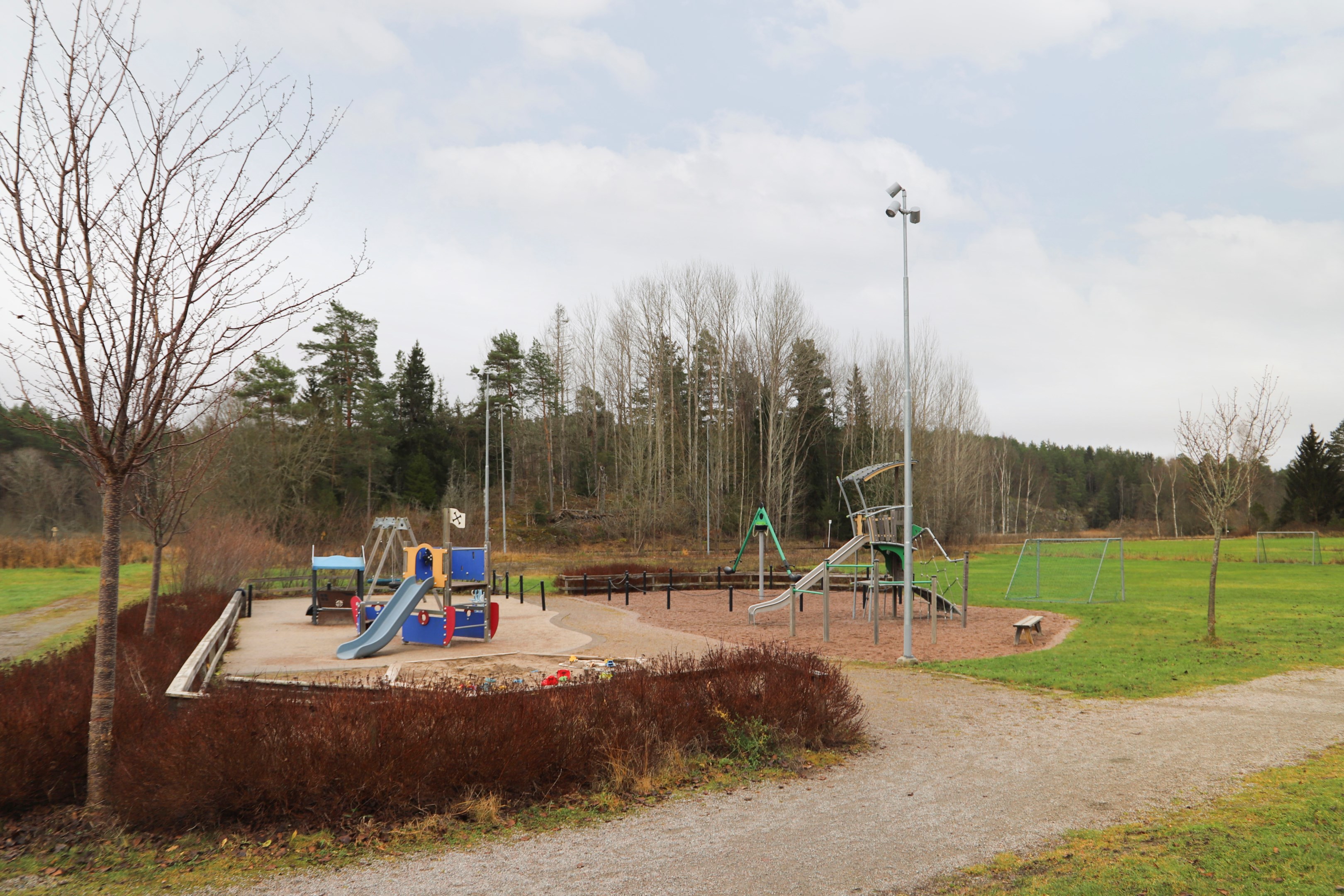 Intilliggande lekplats