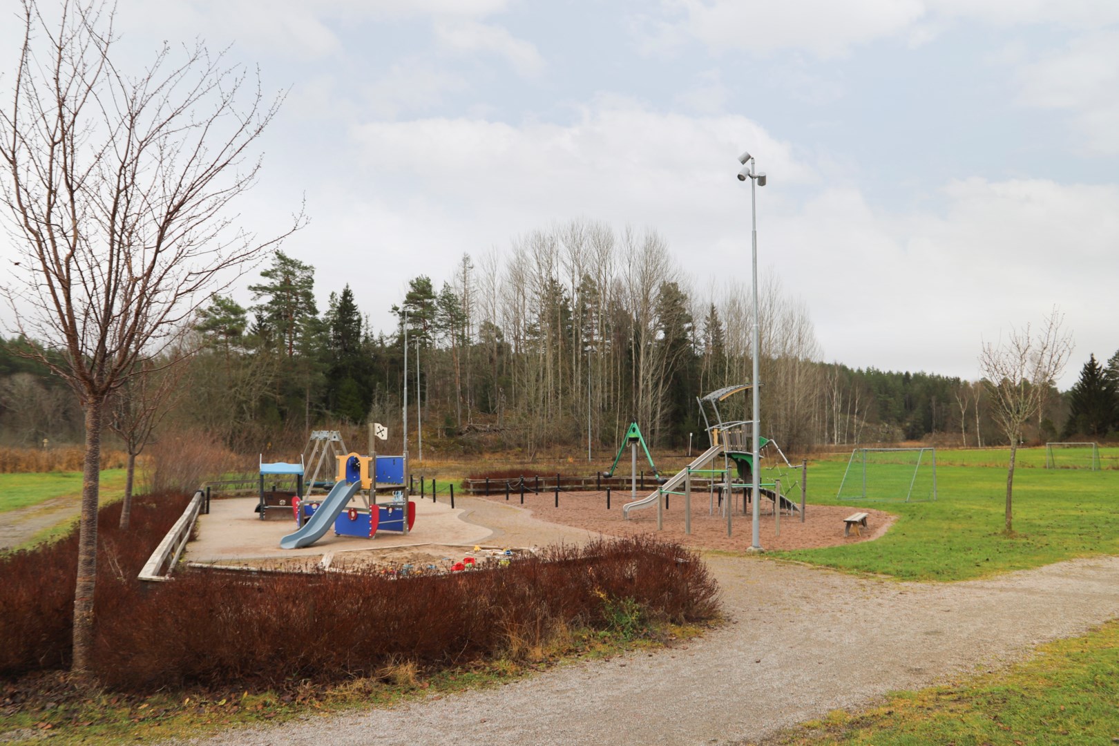 Intilliggande lekplats