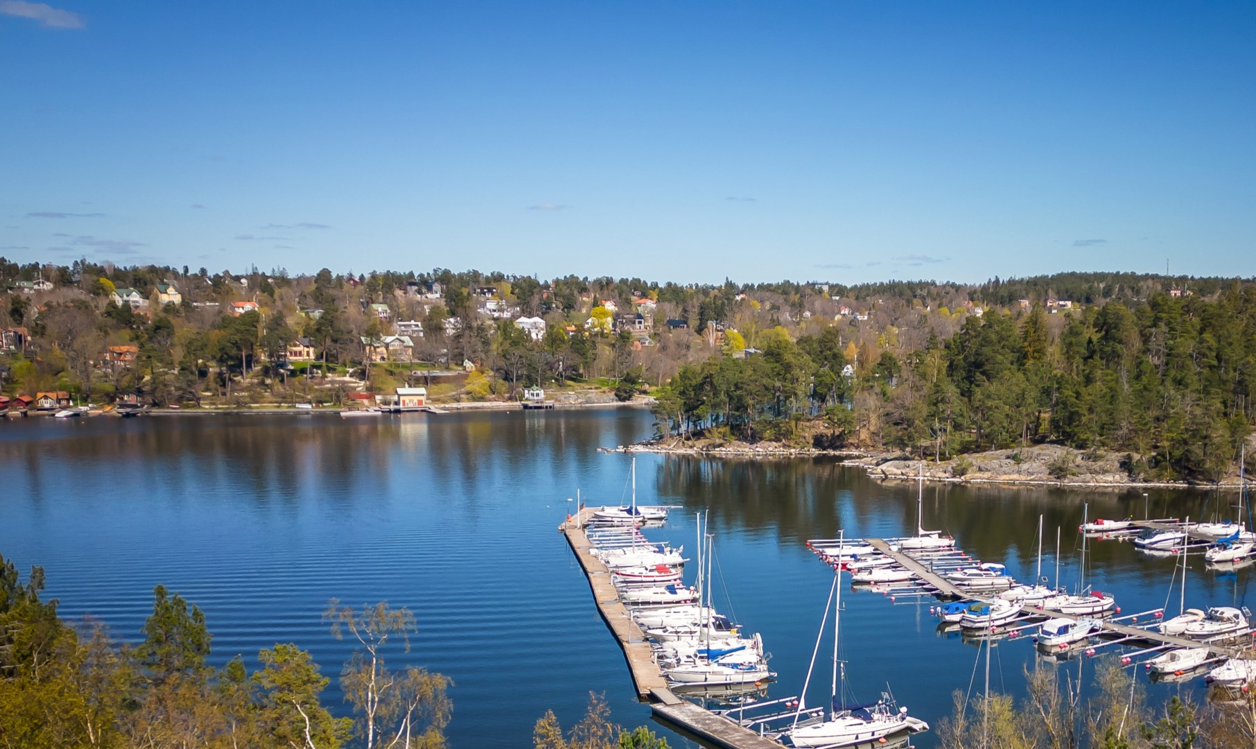 Promenadavstånd till Fisksätra IP med anslutande sporthall. Här finns även Fisksätra båtklubb.