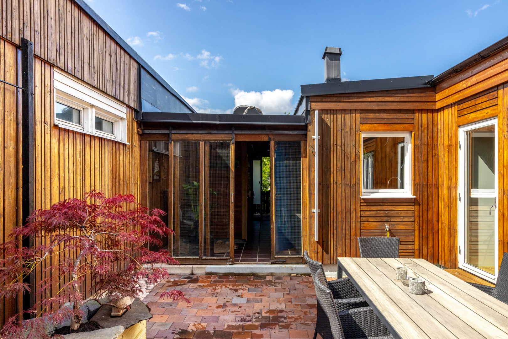 Uteplats med skyddat läge. Till höger skymtar köksentrén. 