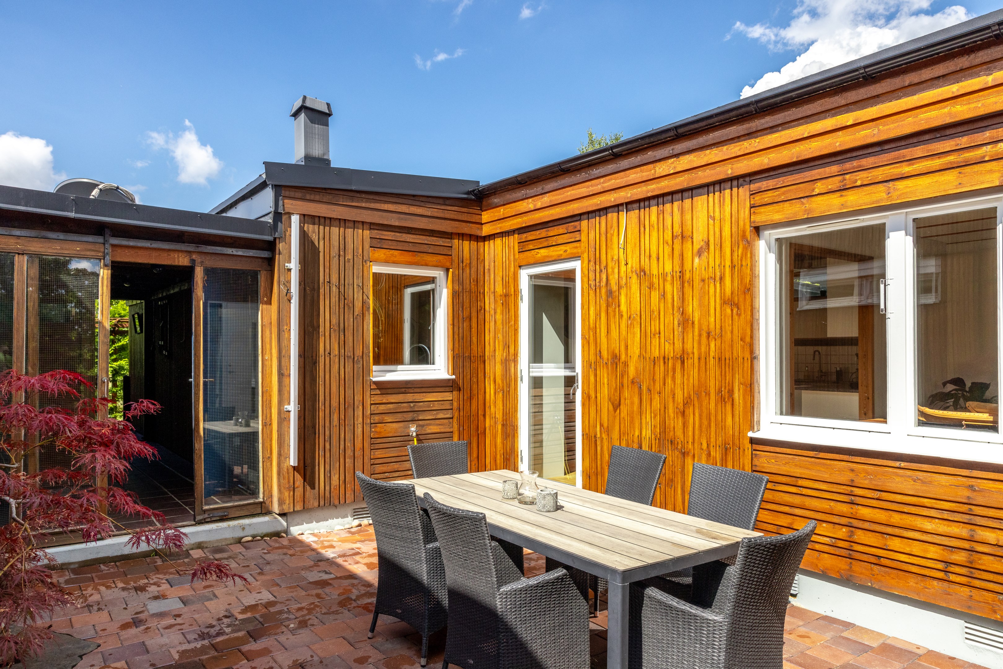 Uteplatsen är klädd med vackra tegelplattor från Helsingborgs Ångtegelbruk.