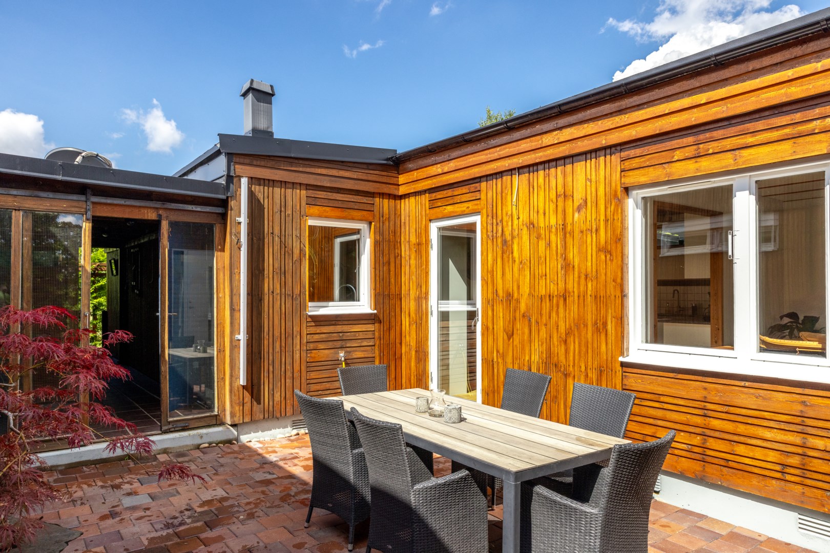 Uteplatsen är klädd med vackra tegelplattor från Helsingborgs Ångtegelbruk.