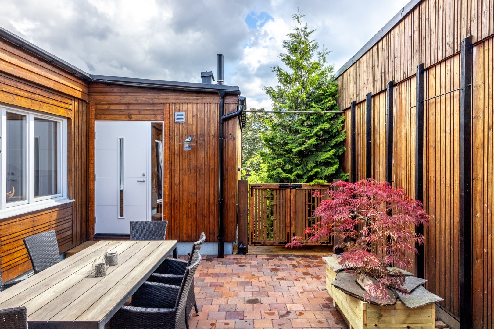 Uteplats med ogenerat läge som nås från både öster och väster.