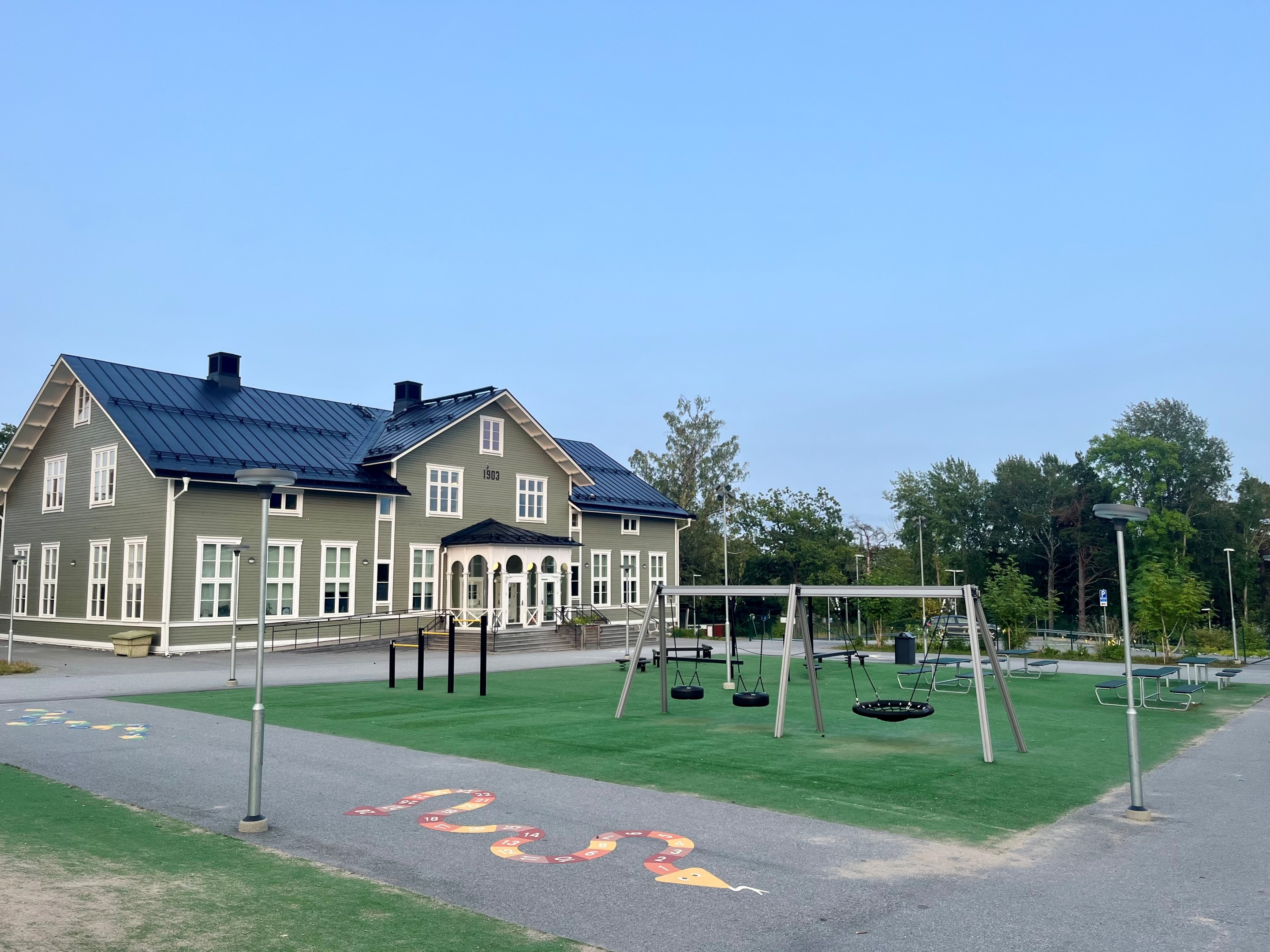 Ekedalsskolan alldeles intill Kapellvägen