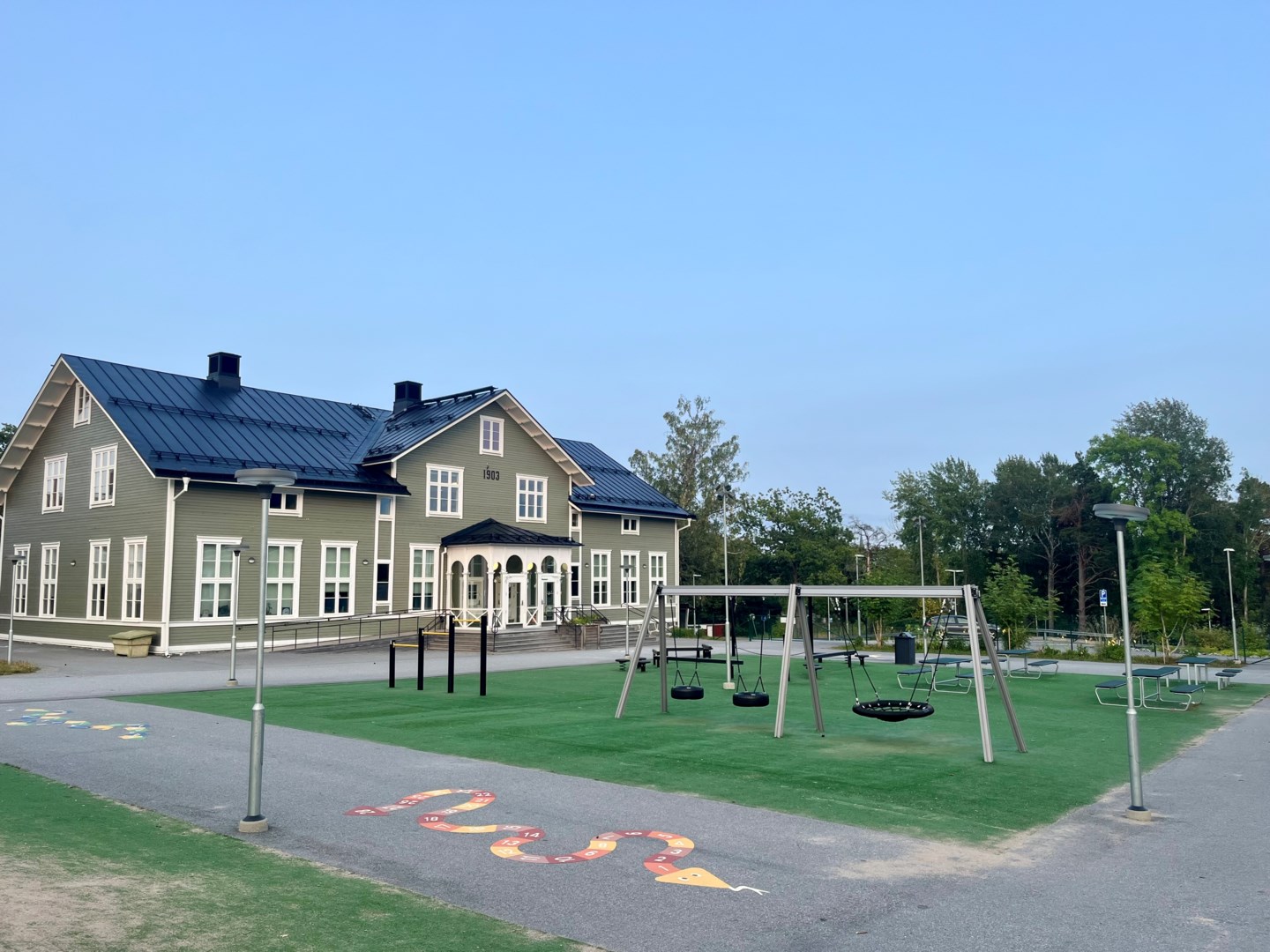 Ekedalsskolan alldeles intill Kapellvägen