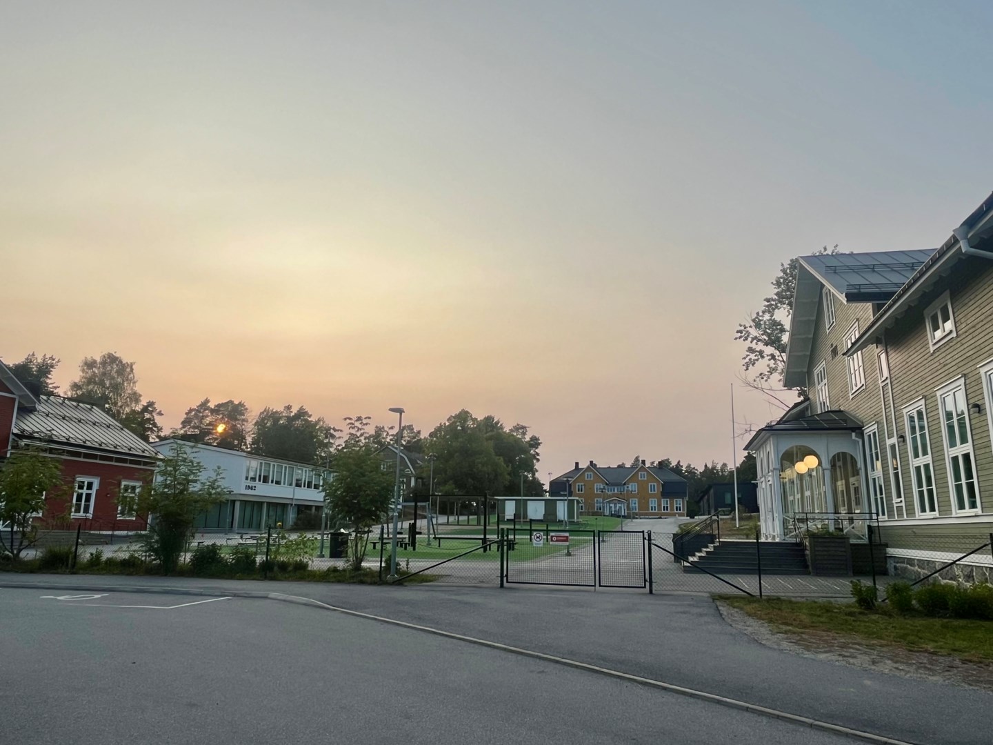 Ekedalsskolan alldeles intill Kapellvägen