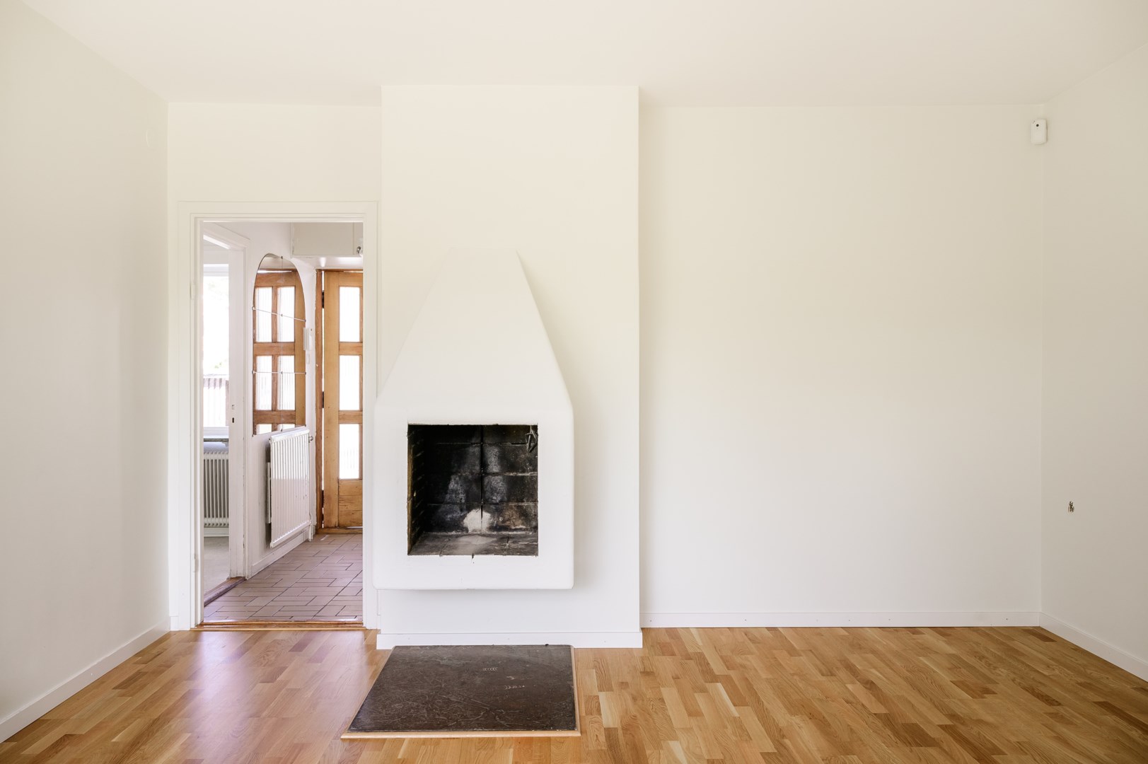 Sällskapsrum på entréplan med öppen spis