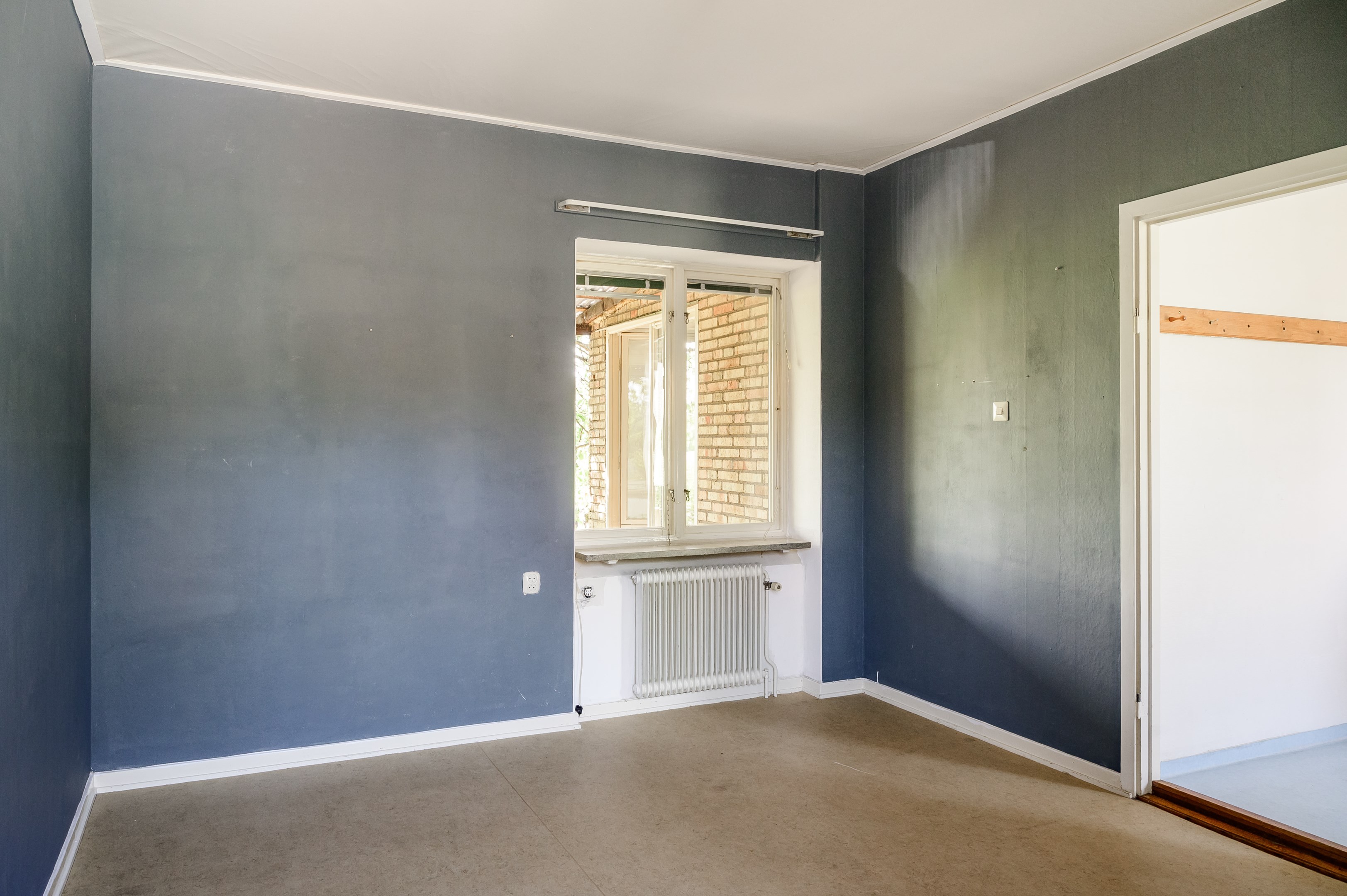 Sovrum 2 entréplan med fönster i två väderstreck