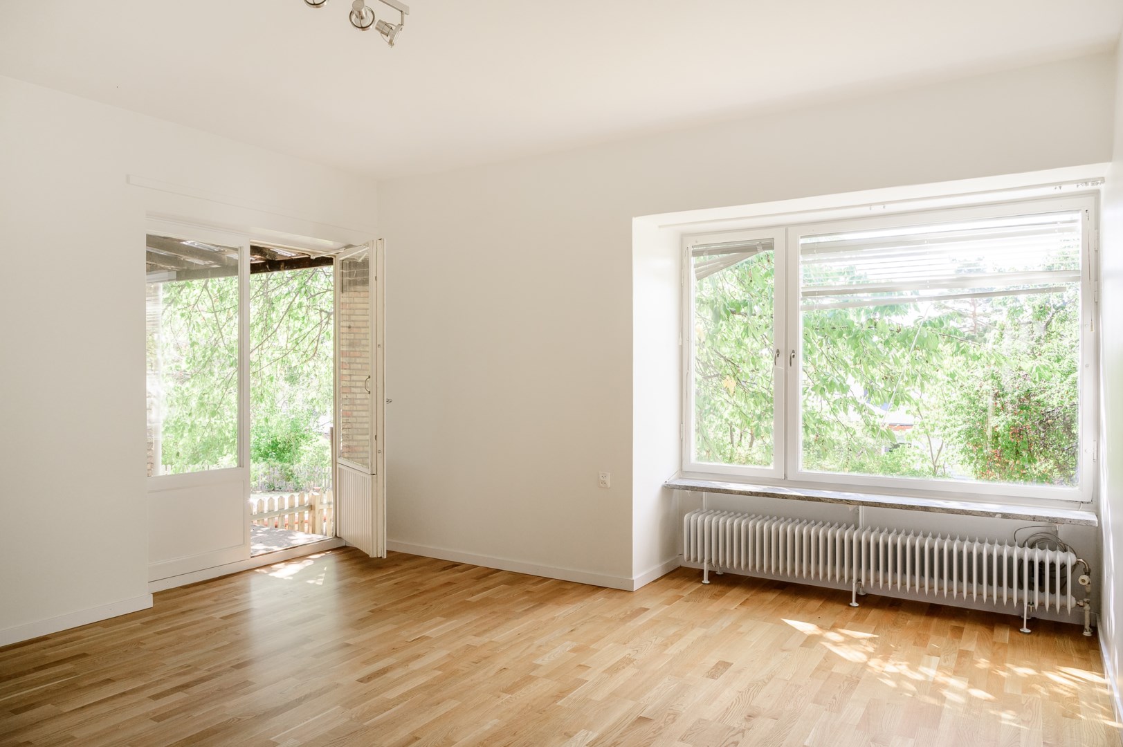 Sällskapsrum med vackert burspråk och utgång till altan och trädgård