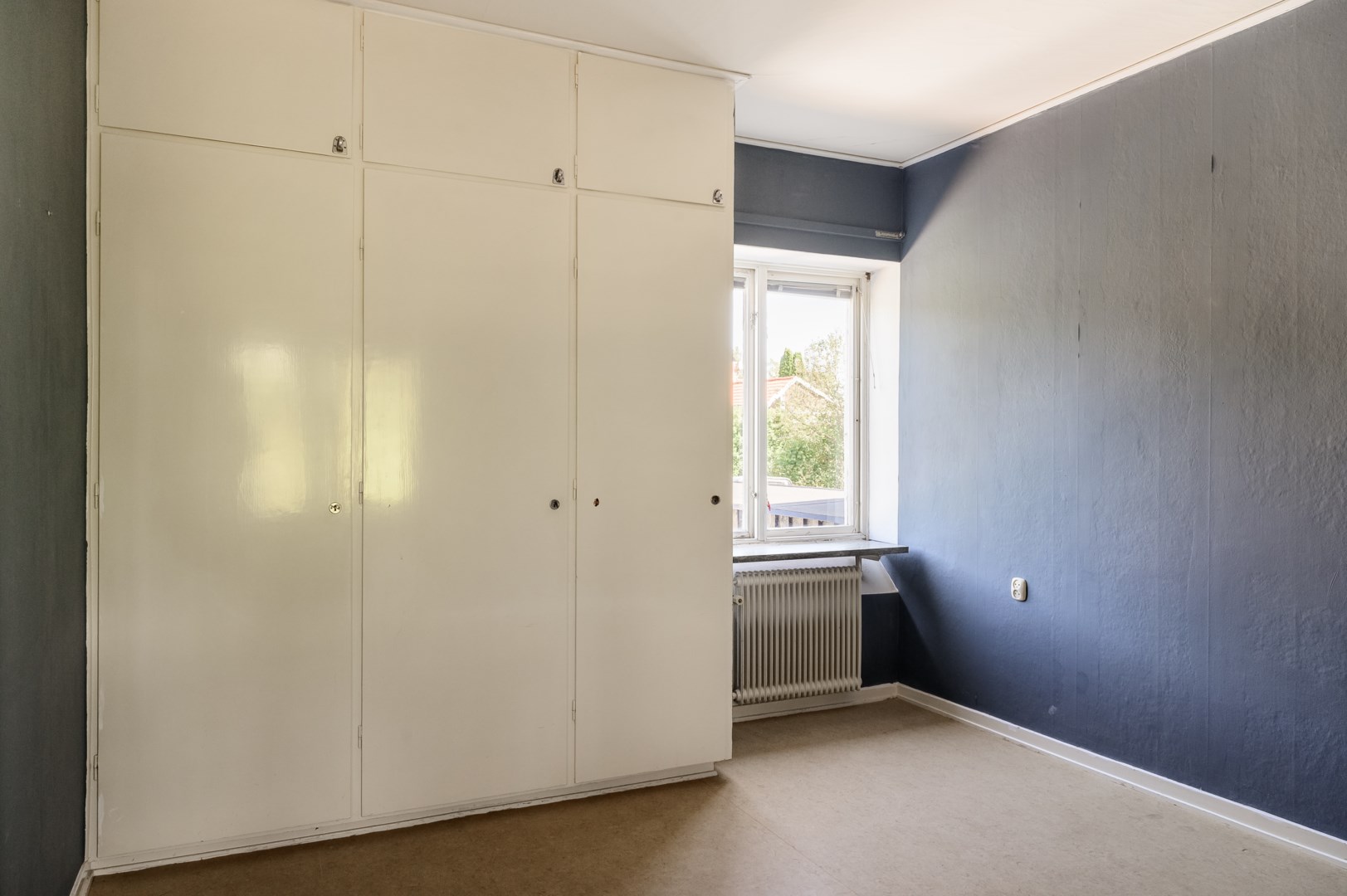 Sovrum 2 entréplan med fönster i två väderstreck