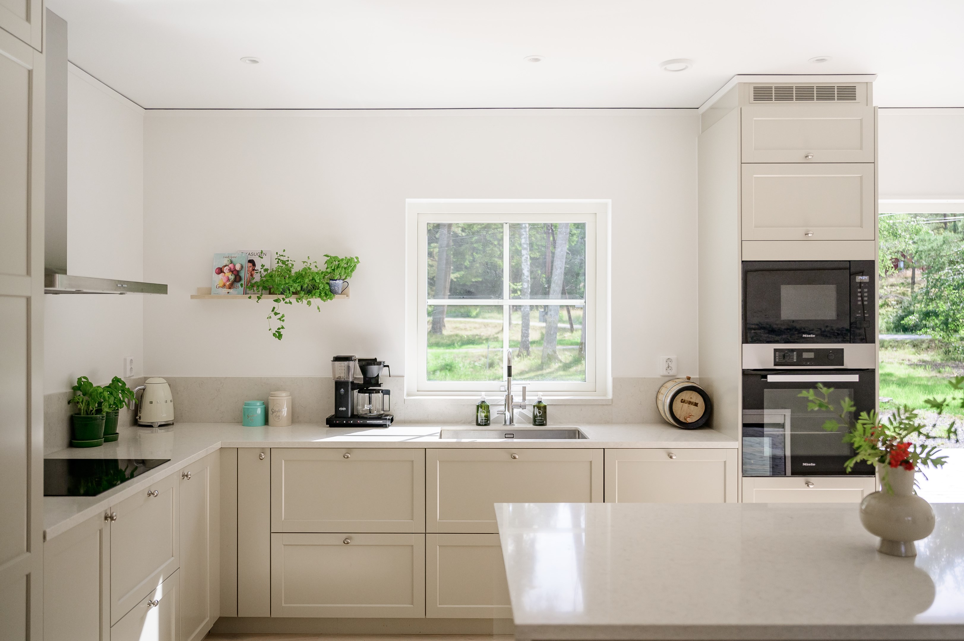 Kök från Ballingslöv med vitvaror från Miele