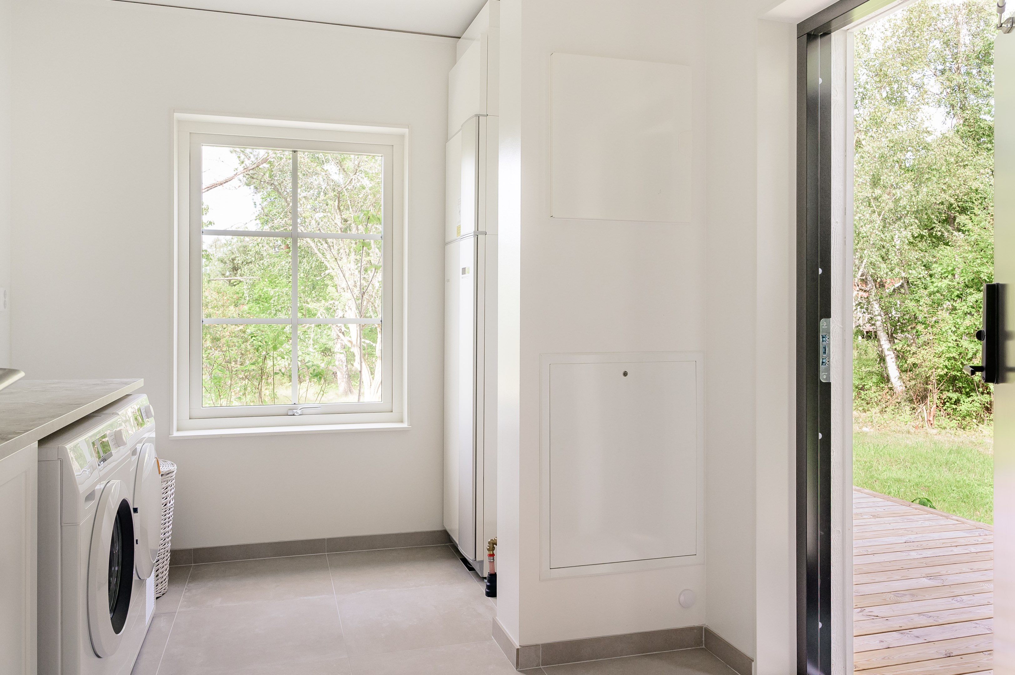 Tvättstuga och teknikrum med groventré