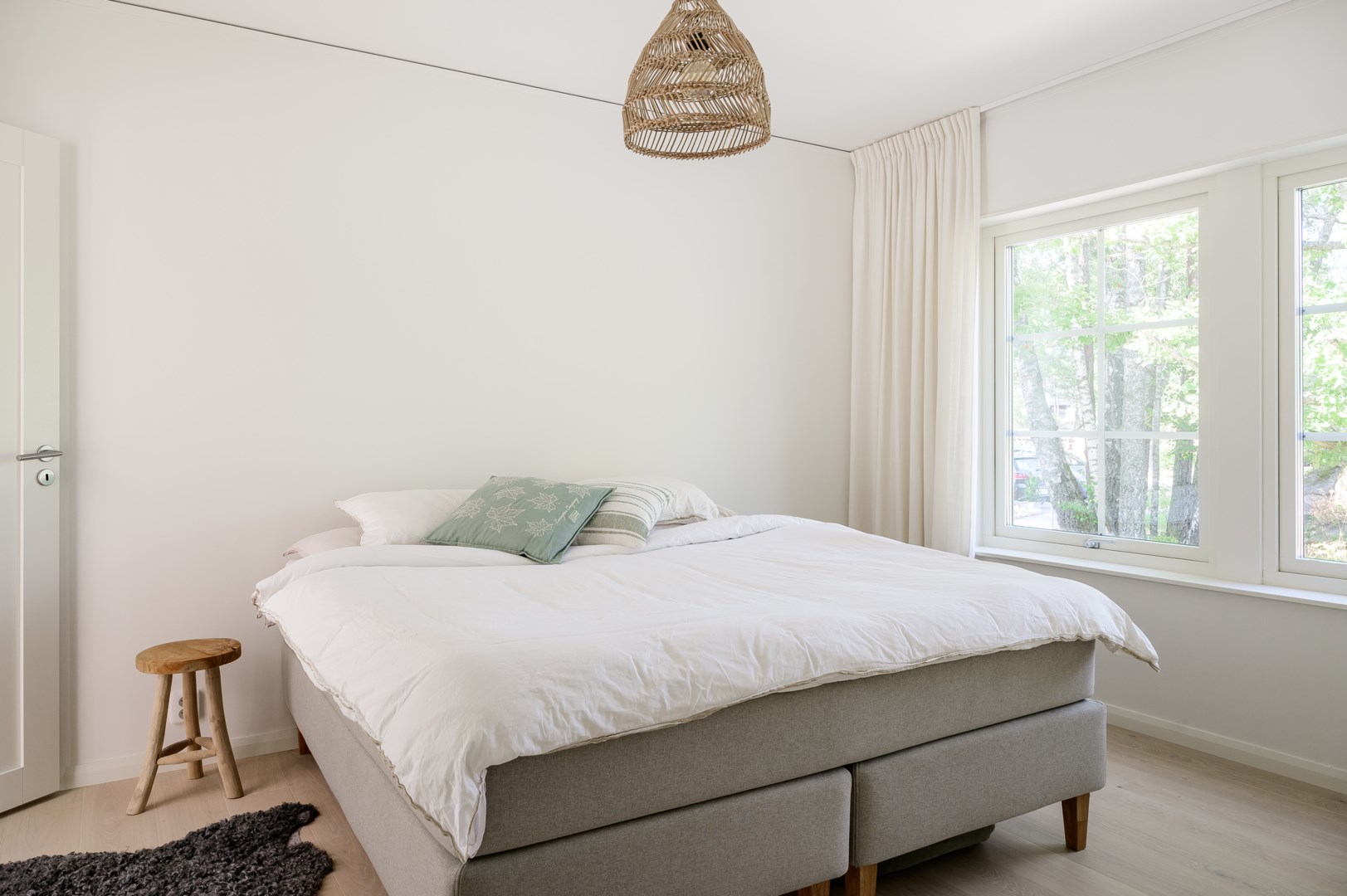 Master bedroom med en-suite badrum och klädkammare