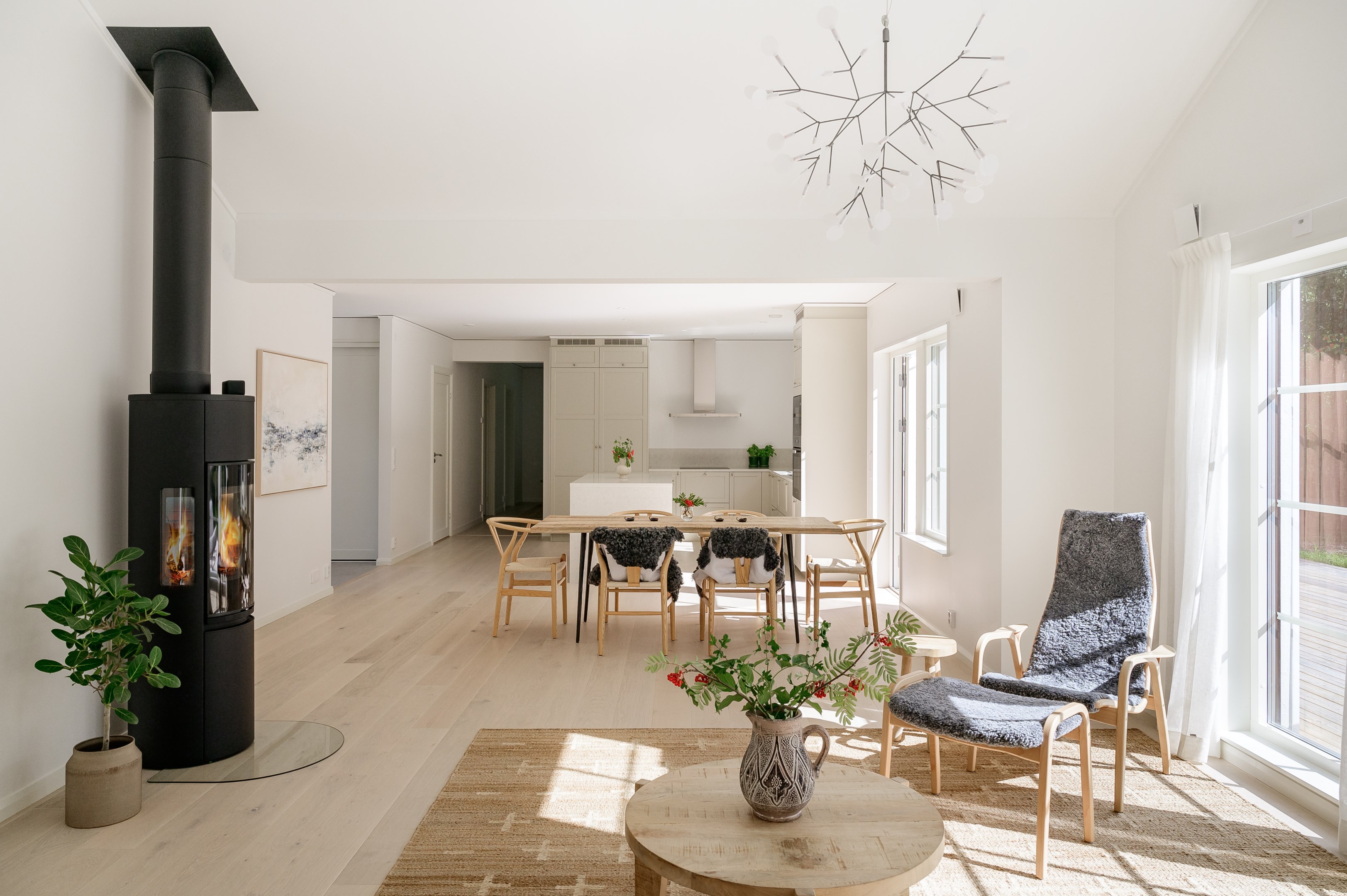 Sällskapsrum mot kök och barnens avdelning