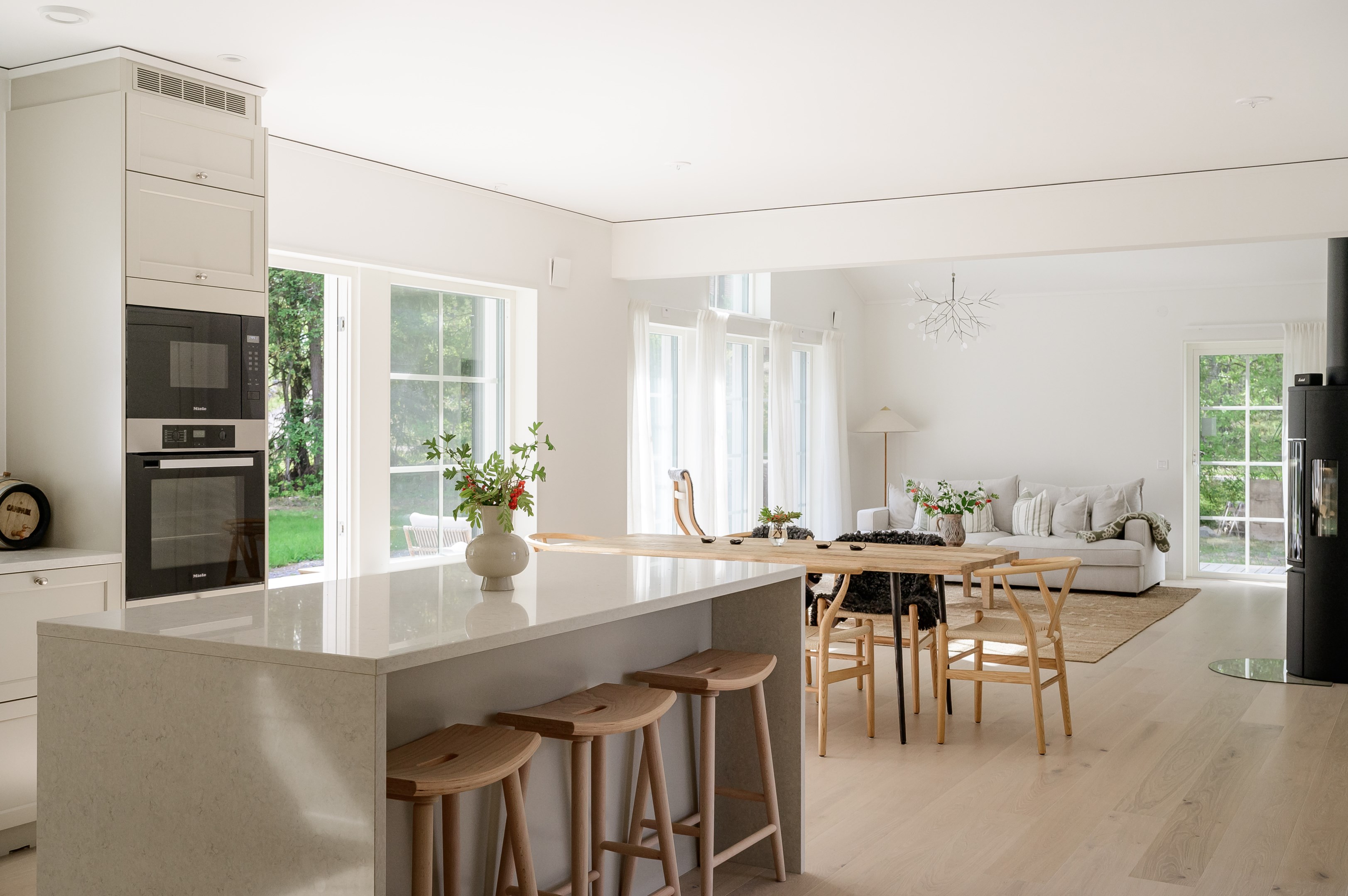 Från kök, matsplat och sällskapsrummet äppnas altandörr fönsterdörr upp mot altanen och trädgården