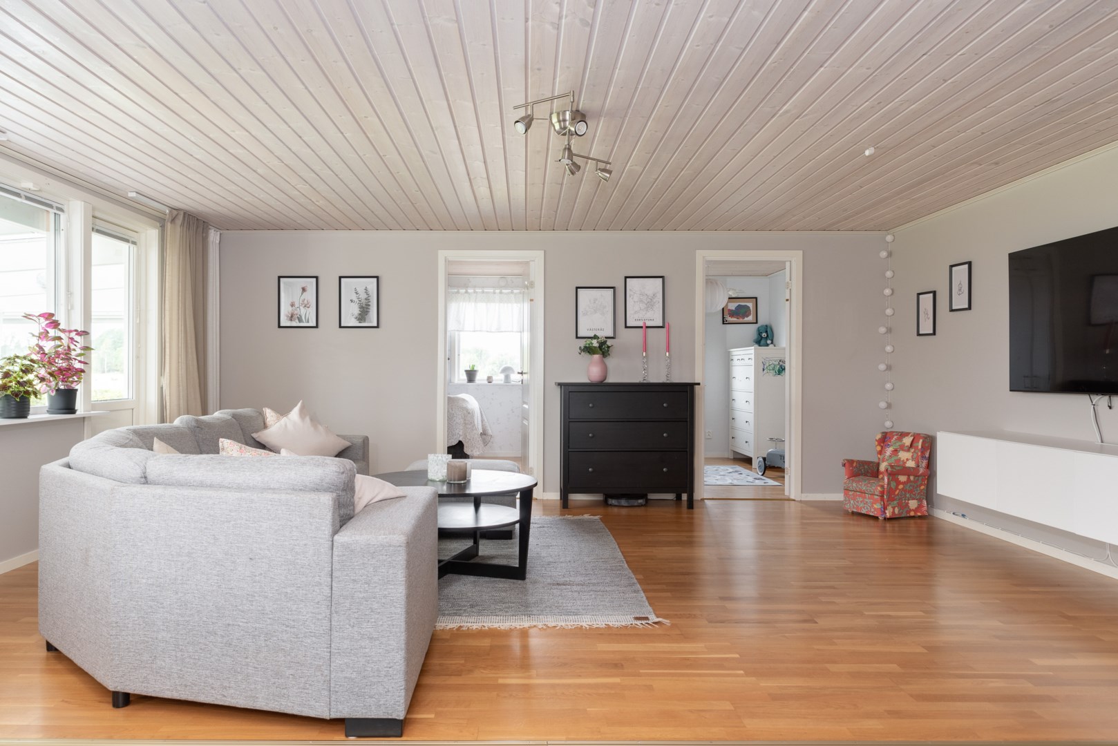 Bostadsbild från Klarinettvägen 18, Såld i Lycksta, Västerås