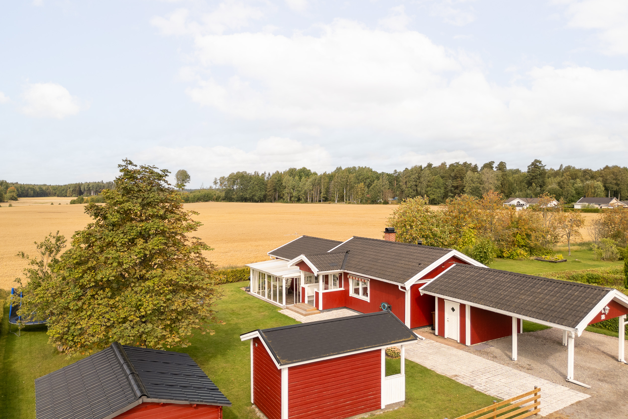 Bostadsbild från Klarinettvägen 18, Såld i Lycksta, Västerås