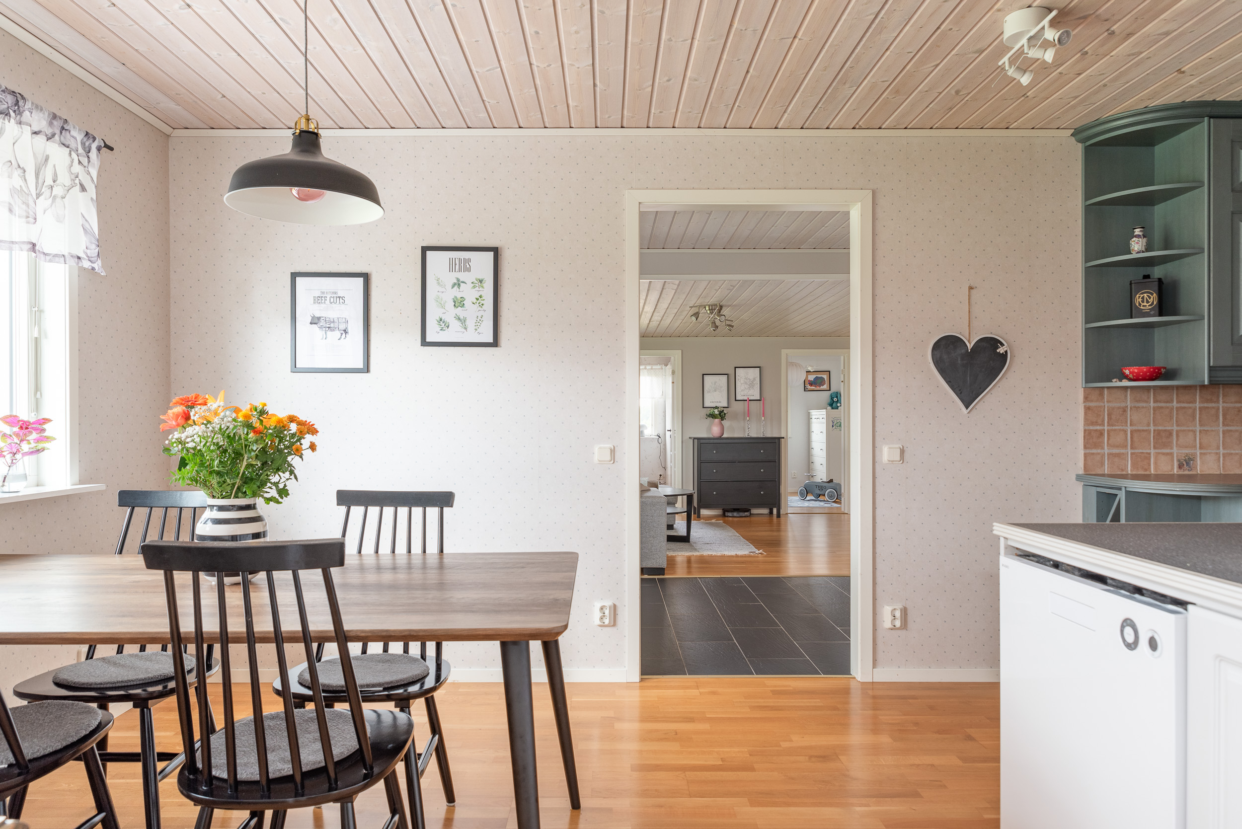 Bostadsbild från Klarinettvägen 18, Såld i Lycksta, Västerås