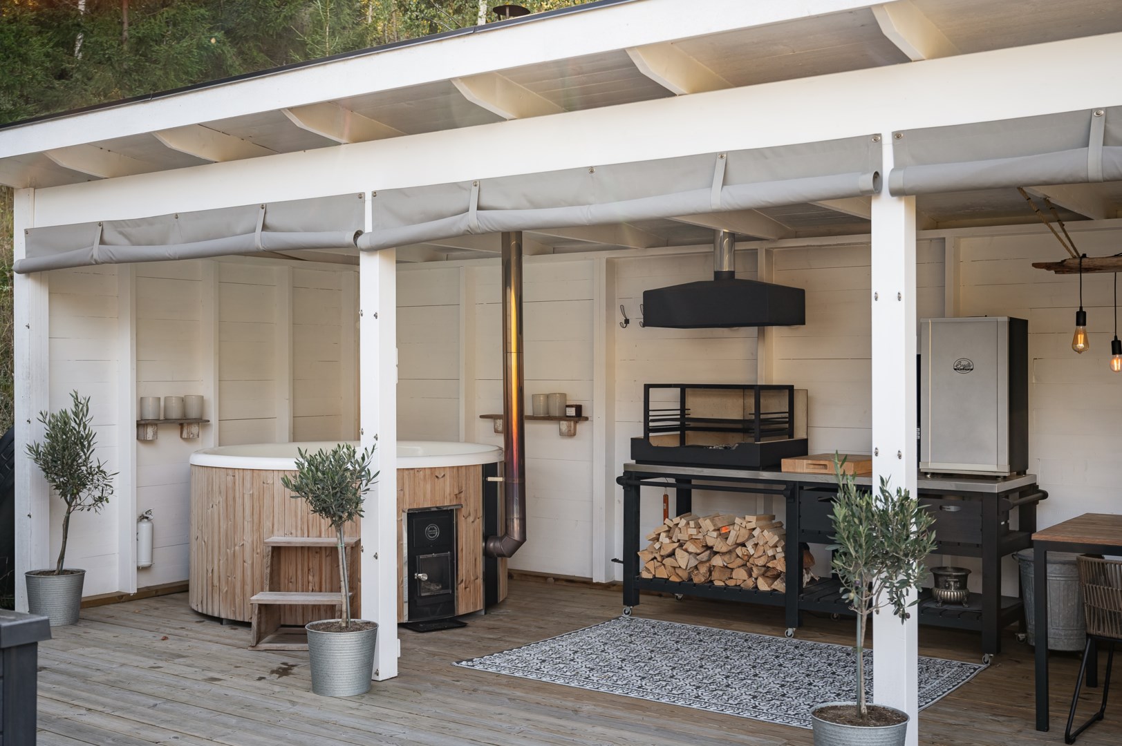 Härliga utomhusmiljöer med vedeldad badtunna, grill och plats för umgänge.