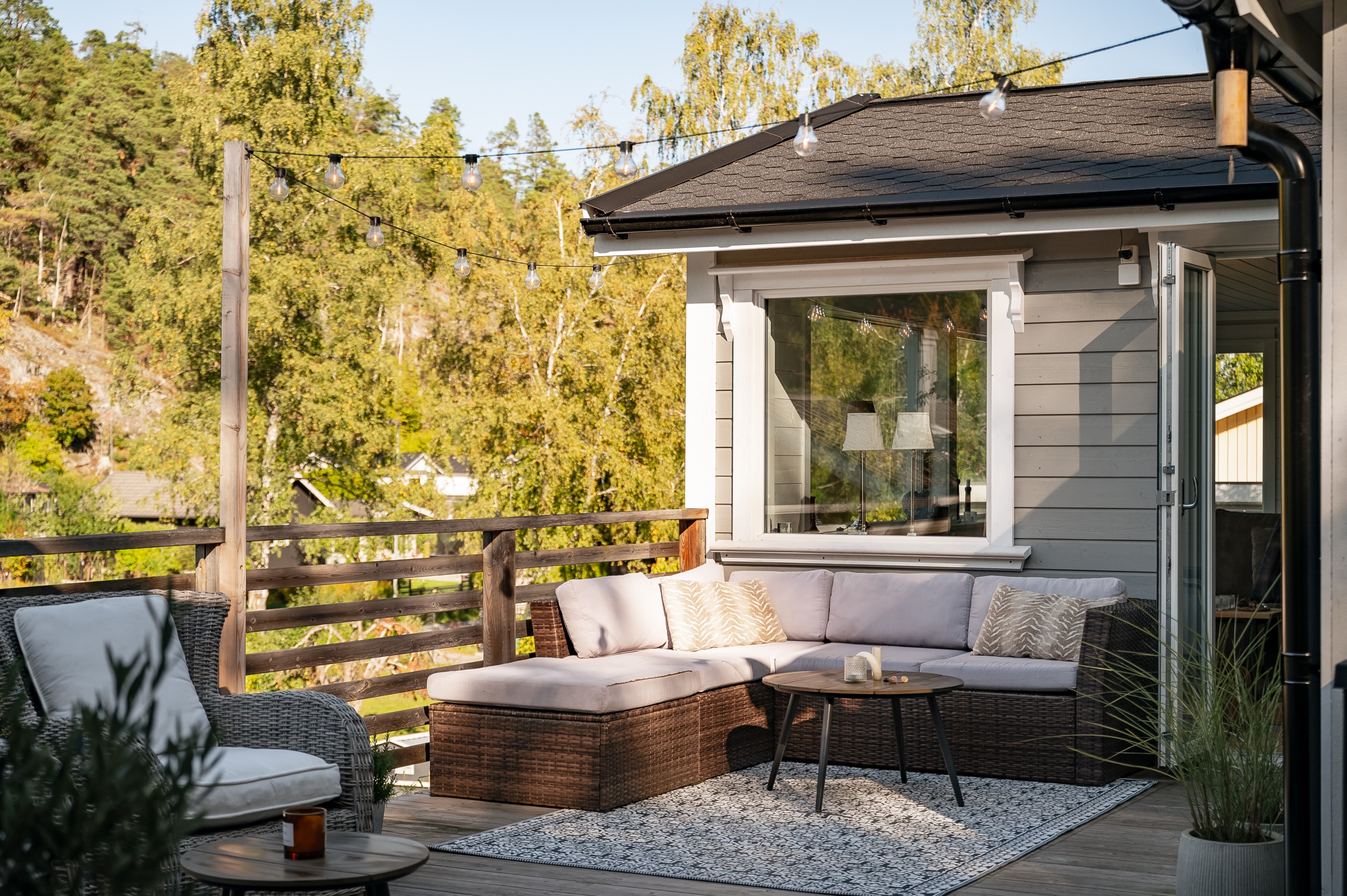 Del av terrass i direkt anslutning till vardagsrum & föräldrasovrum.