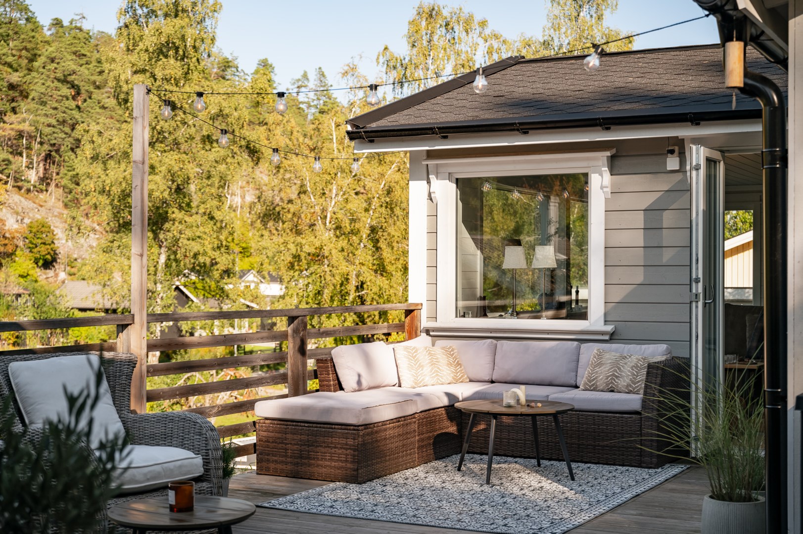 Del av terrass i direkt anslutning till vardagsrum & föräldrasovrum.