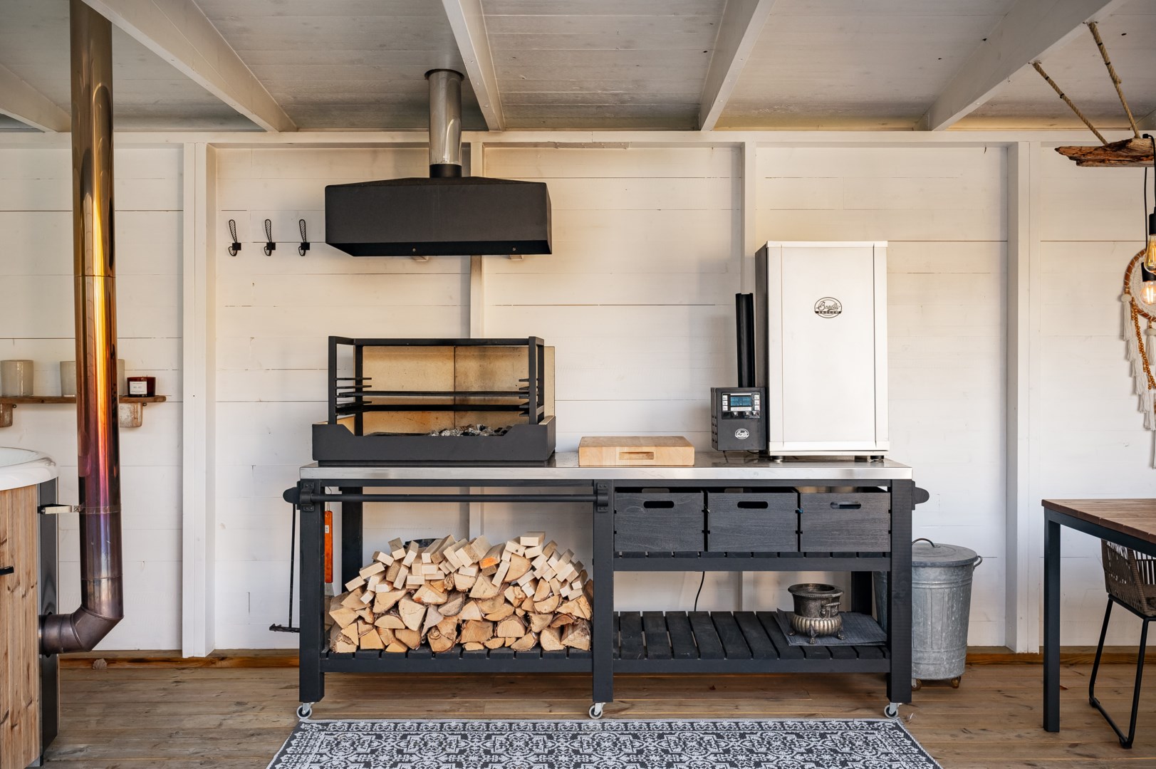 Platsbyggt utekök med tillhörande grill.