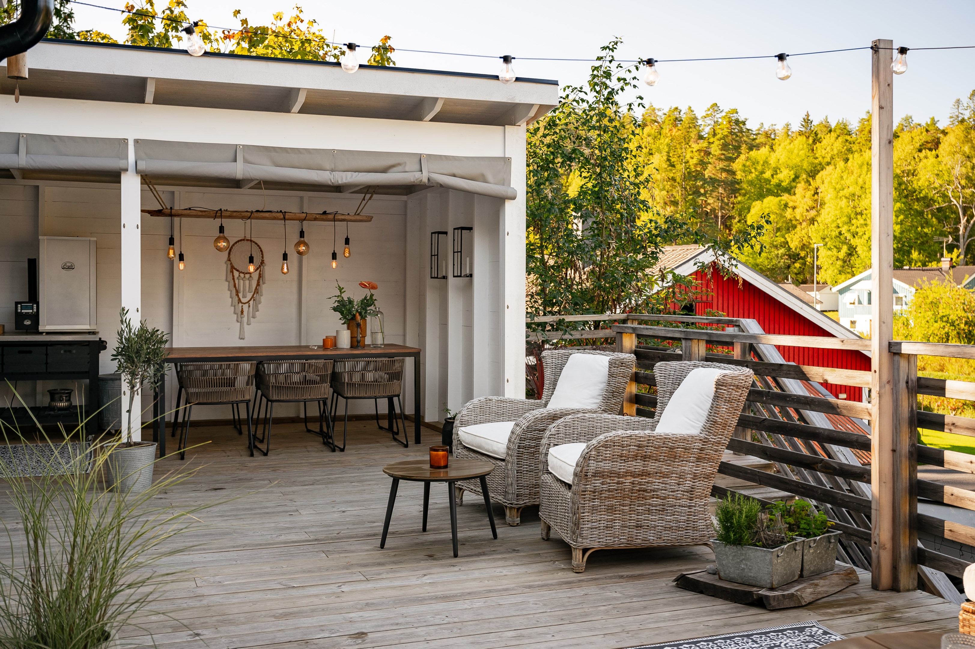 Matplats under tak samt ytor för loungemöbler.