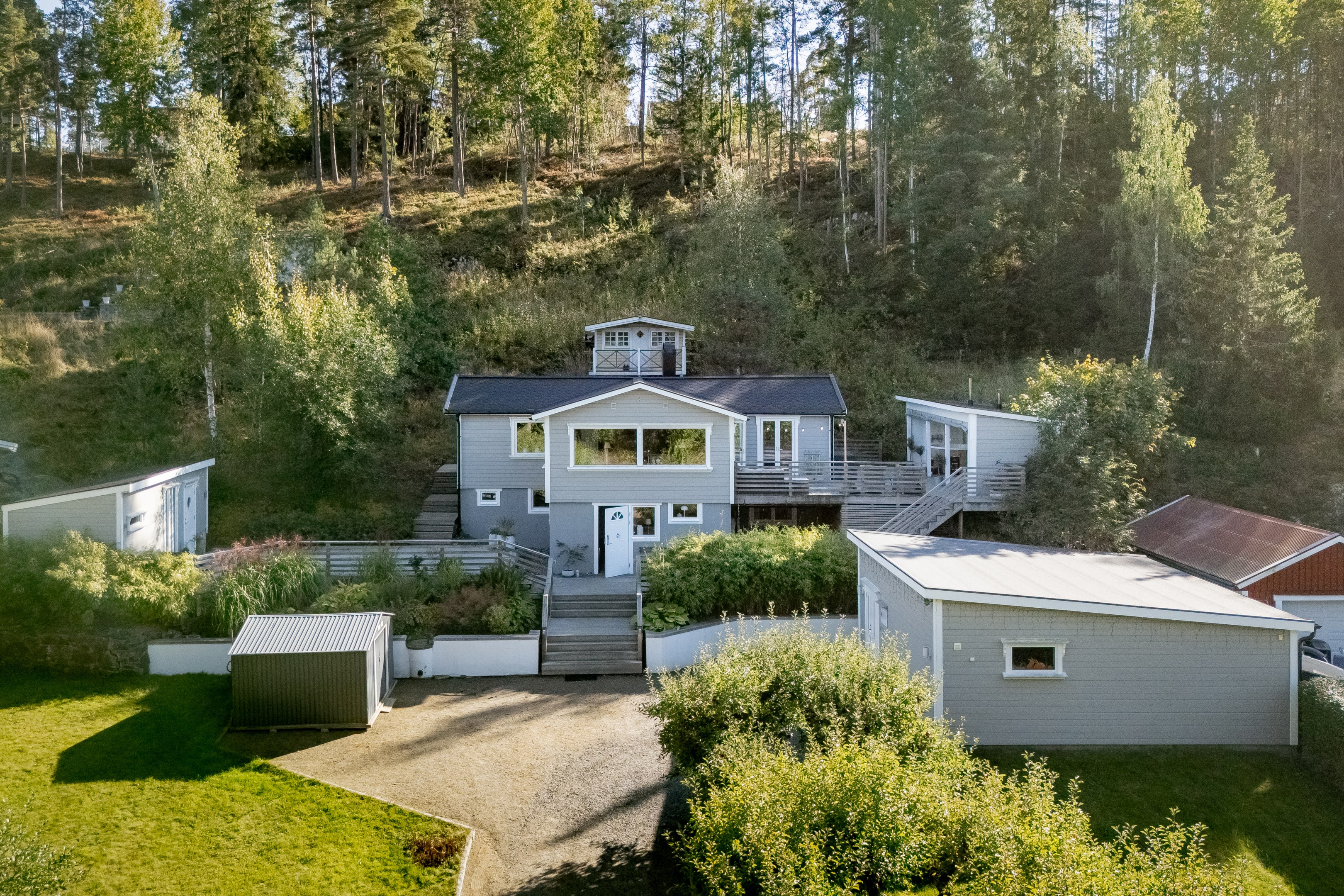 Attefallshuset återfinns till vänster om huset.