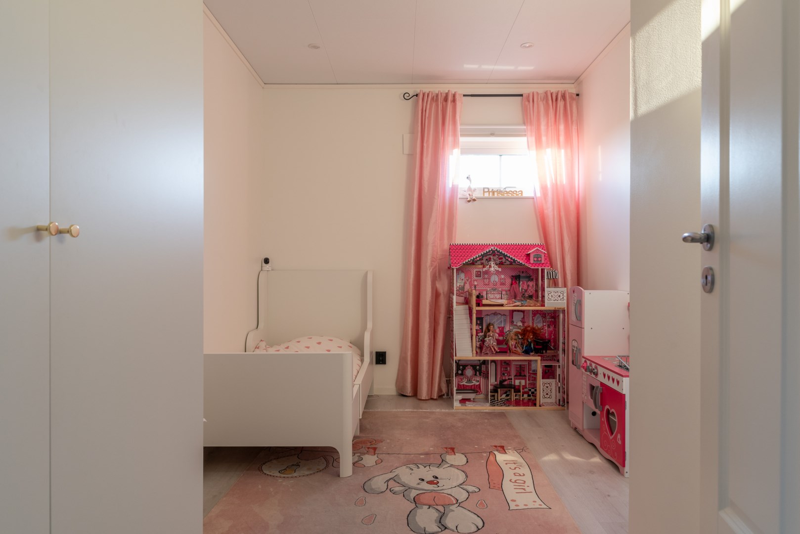 Bostadsbild från Albertusvägen 58, Såld i Dingtuna, Västerås