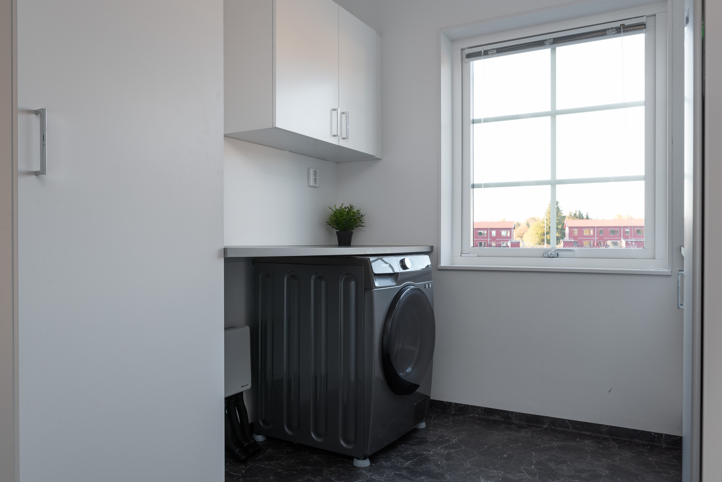 Bostadsbild från Albertusvägen 58, Såld i Dingtuna, Västerås