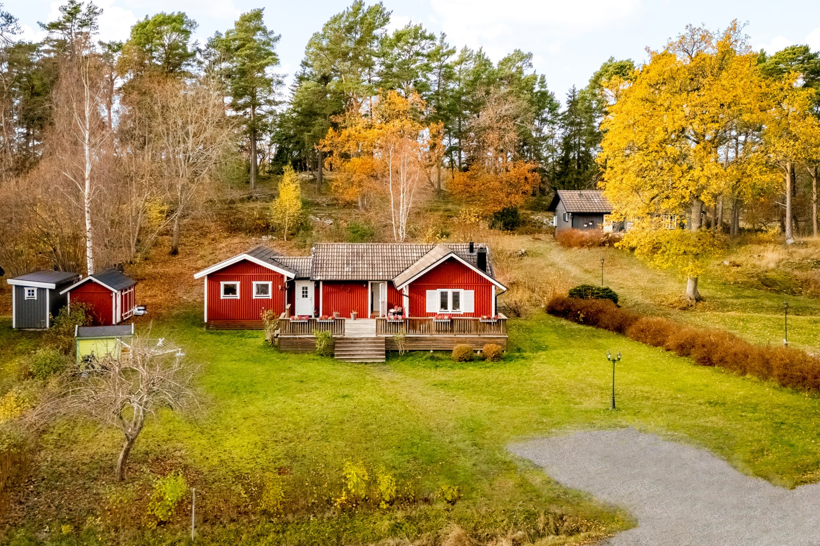 Plat och trevlig tomt med grusad parkering