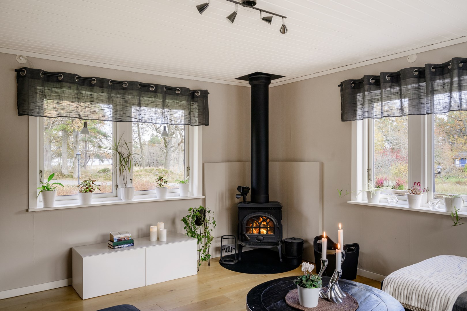 Vardagsrum med utsikt över Simpviken