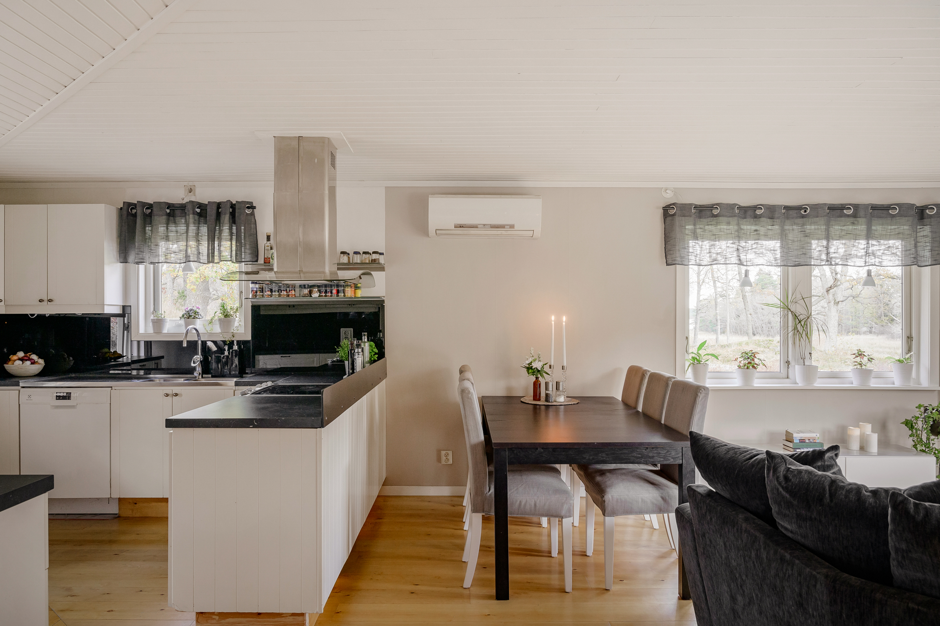 Kök och matplats i öppen plan med vardagsrummet