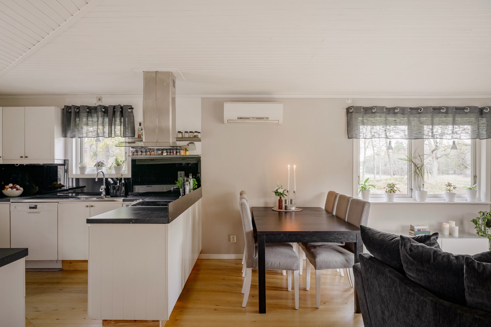Kök och matplats i öppen plan med vardagsrummet