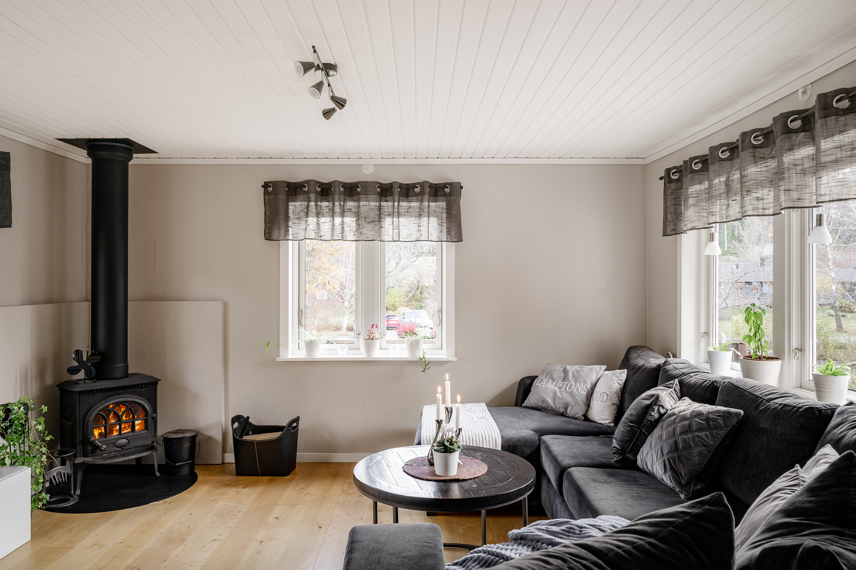 Vardagsrum och matplats med braskamin