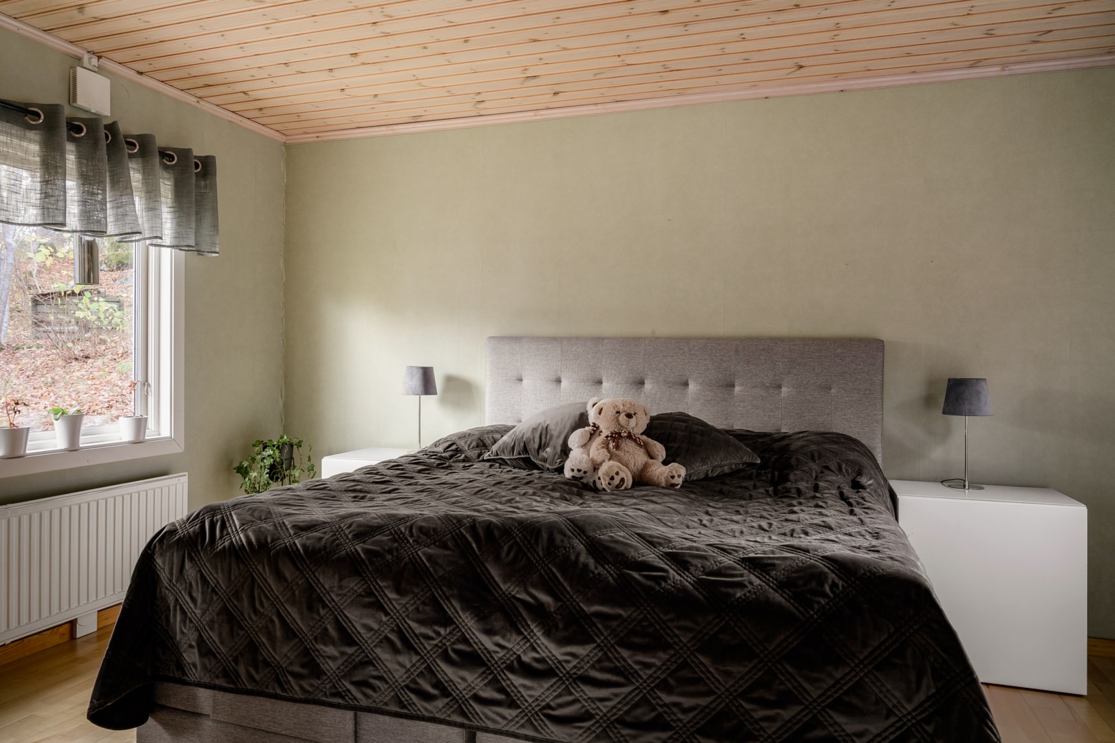 Sovrum med utgång till altanen på baksidan