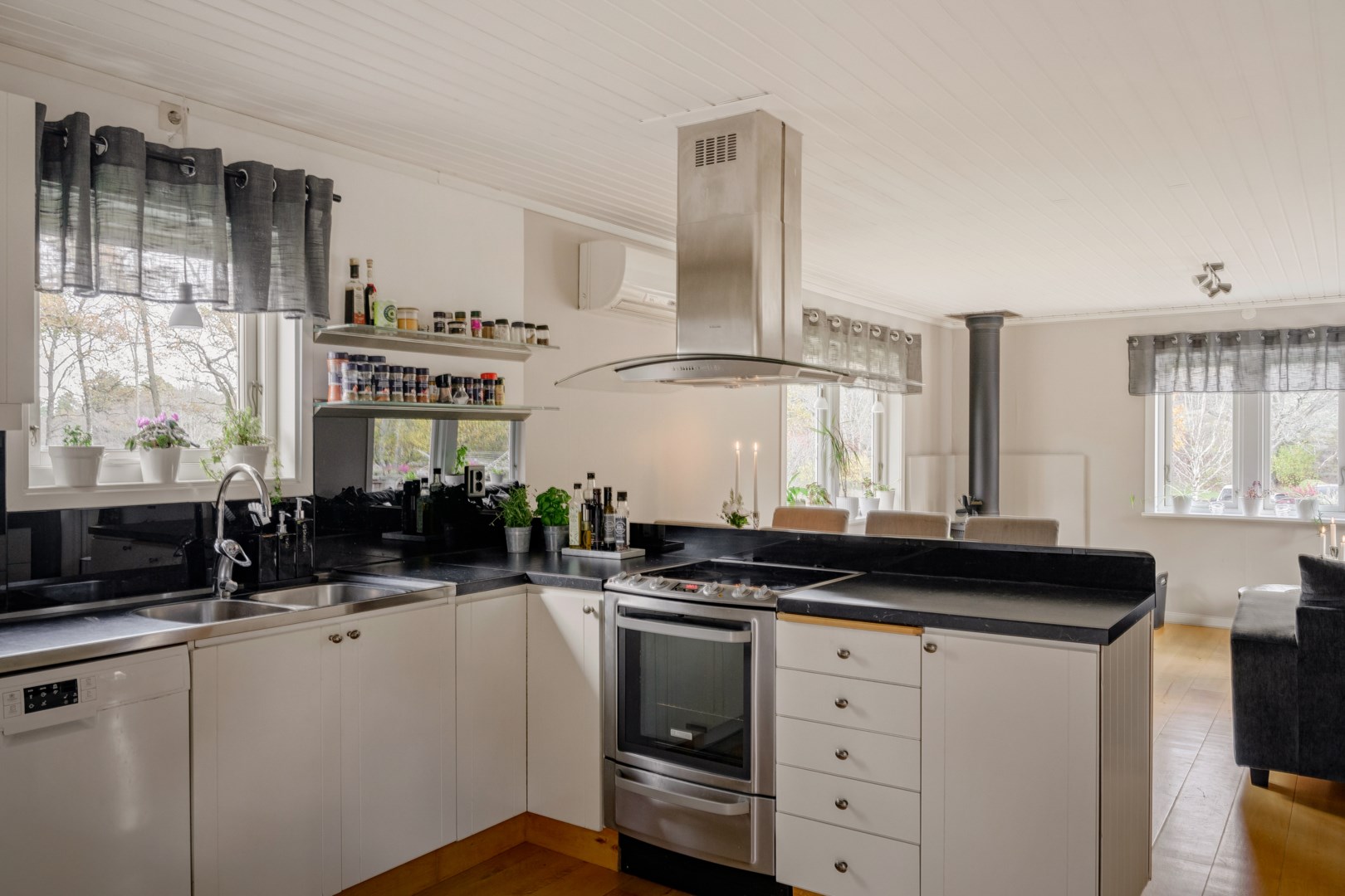 Bostadsbild från Fågelsångsvägen 19, Såld i Bullandö, Värmdö