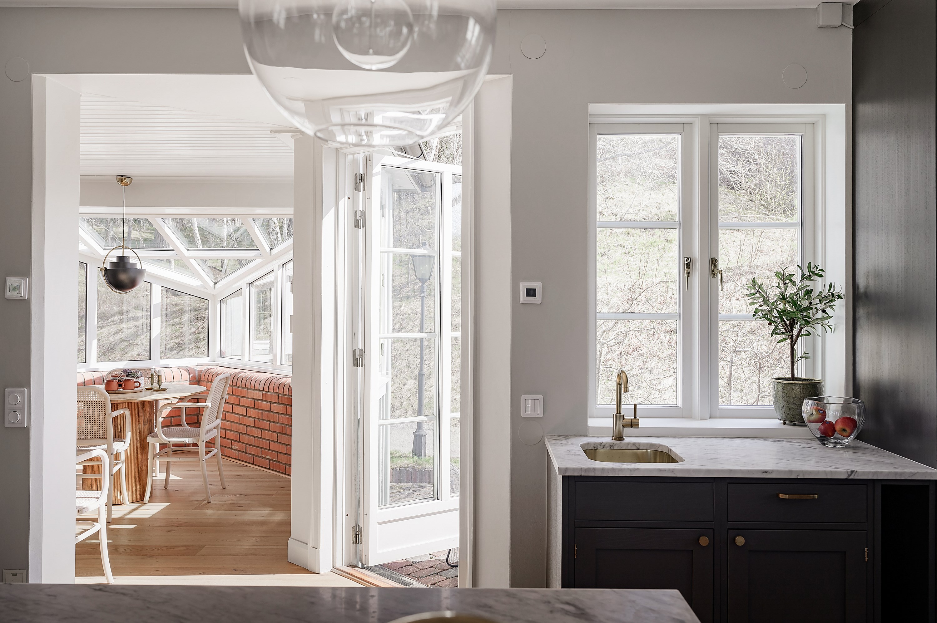 Vy från kök mot preppkök/frukostmatsal