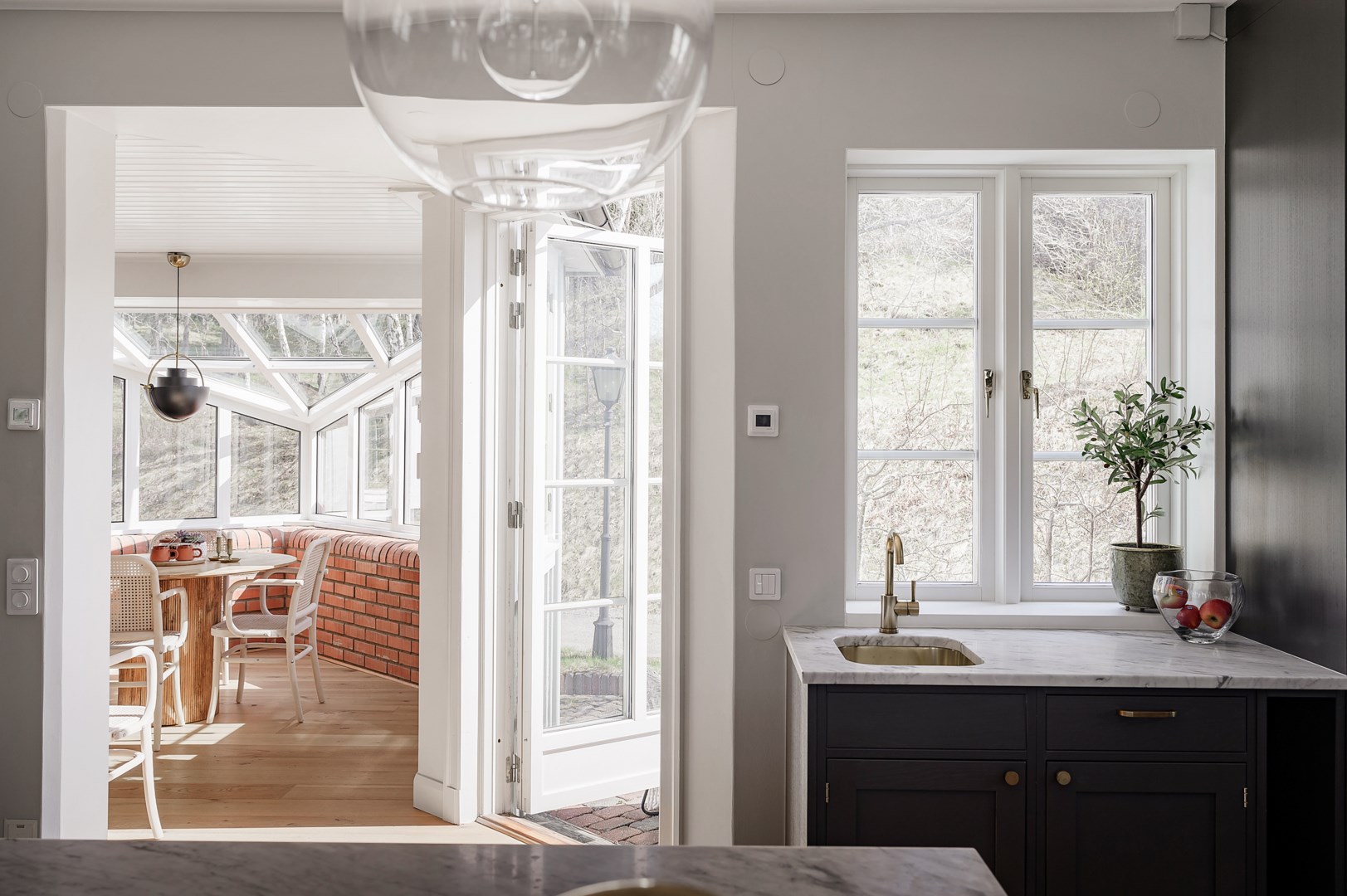 Vy från kök mot preppkök/frukostmatsal