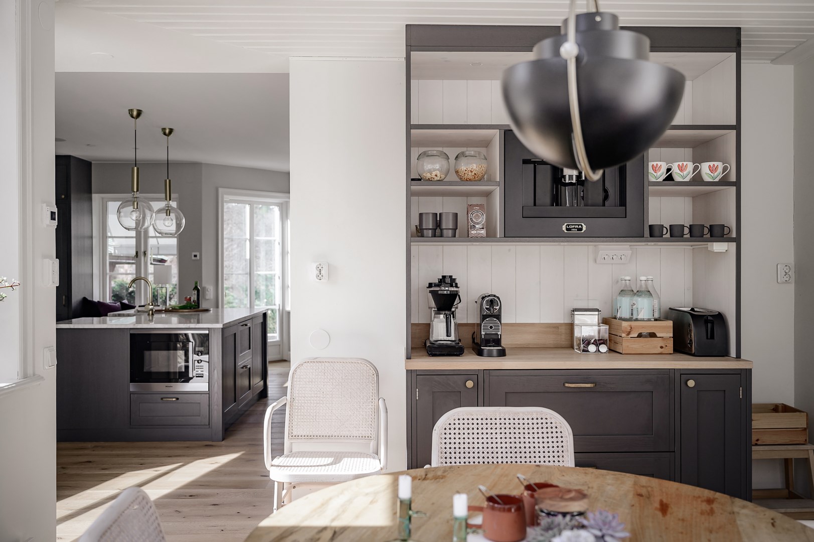 Vy från preppkök/frukostmatsal mot köket