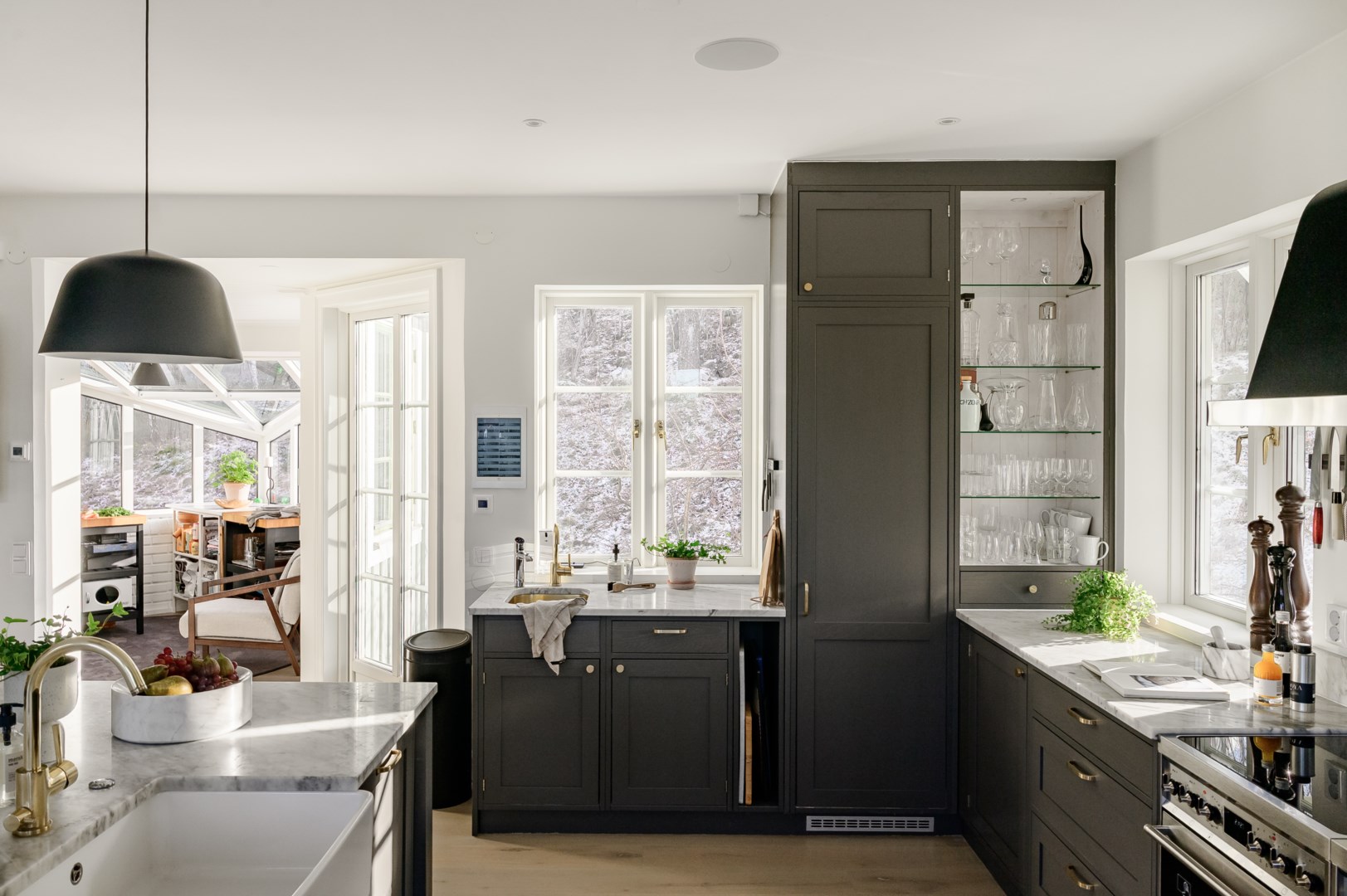 Vy från kök mot preppkök/frukostmatsal