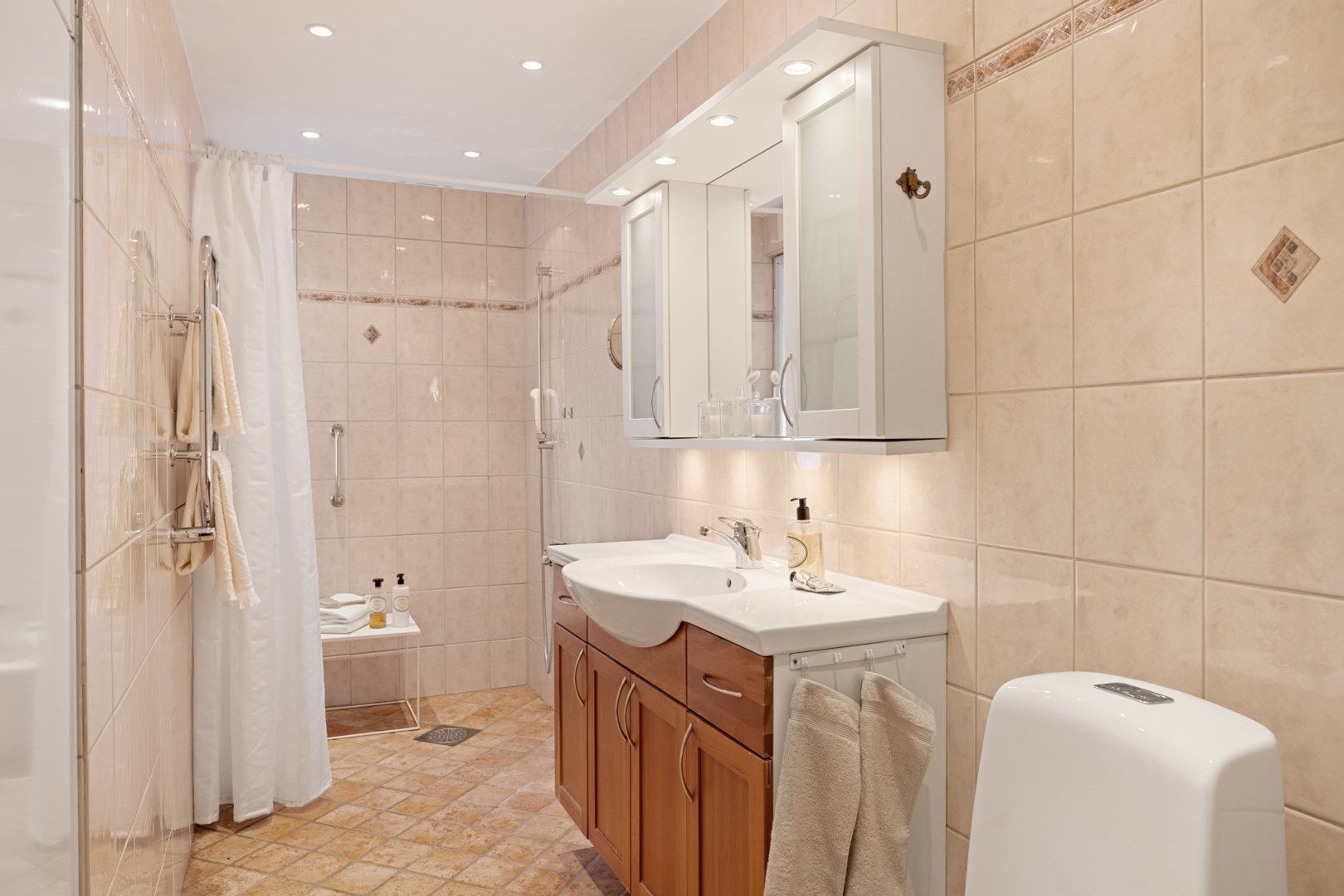 Bostadsbild från Nyponvägen 9, Såld i Saltsjöbaden, Nacka