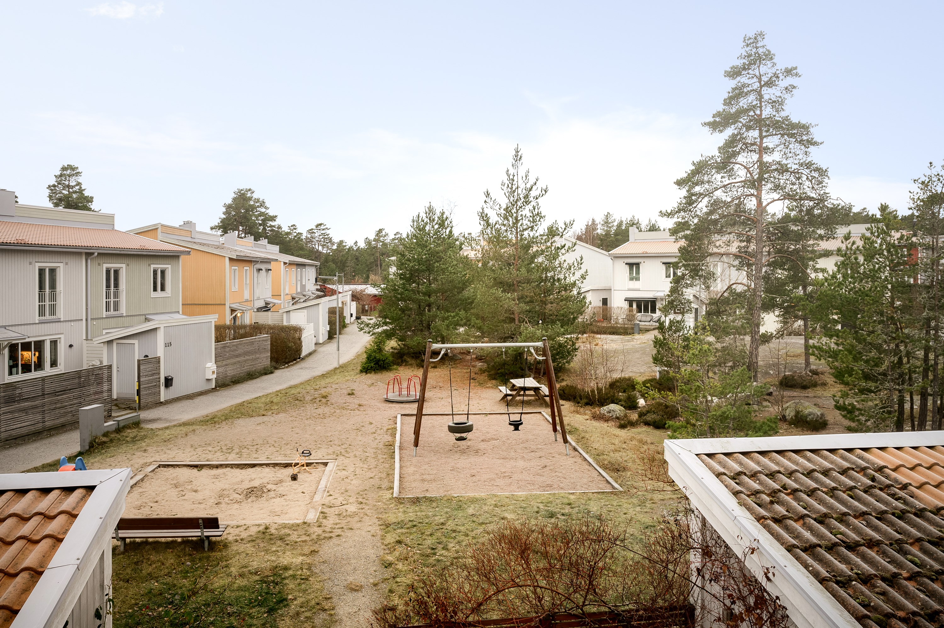 Sovrum 1 & 4 har utsikt mot innergården i sydväst.