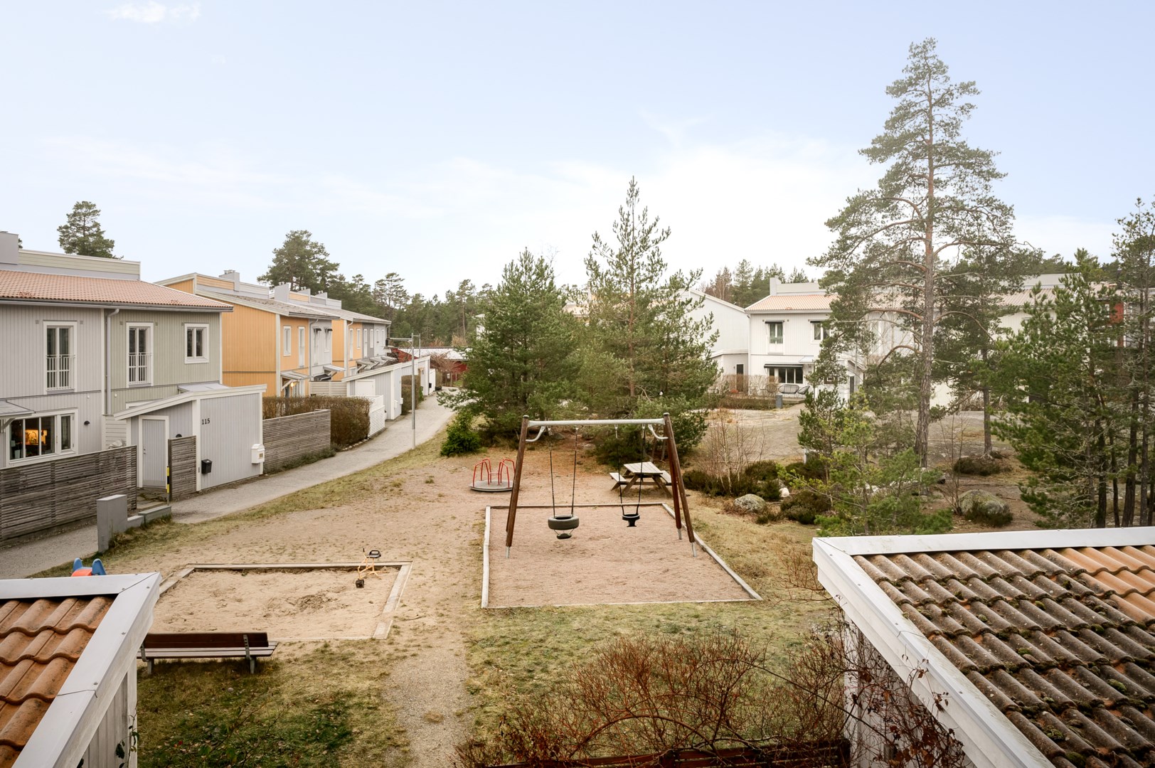 Sovrum 1 & 4 har utsikt mot innergården i sydväst.