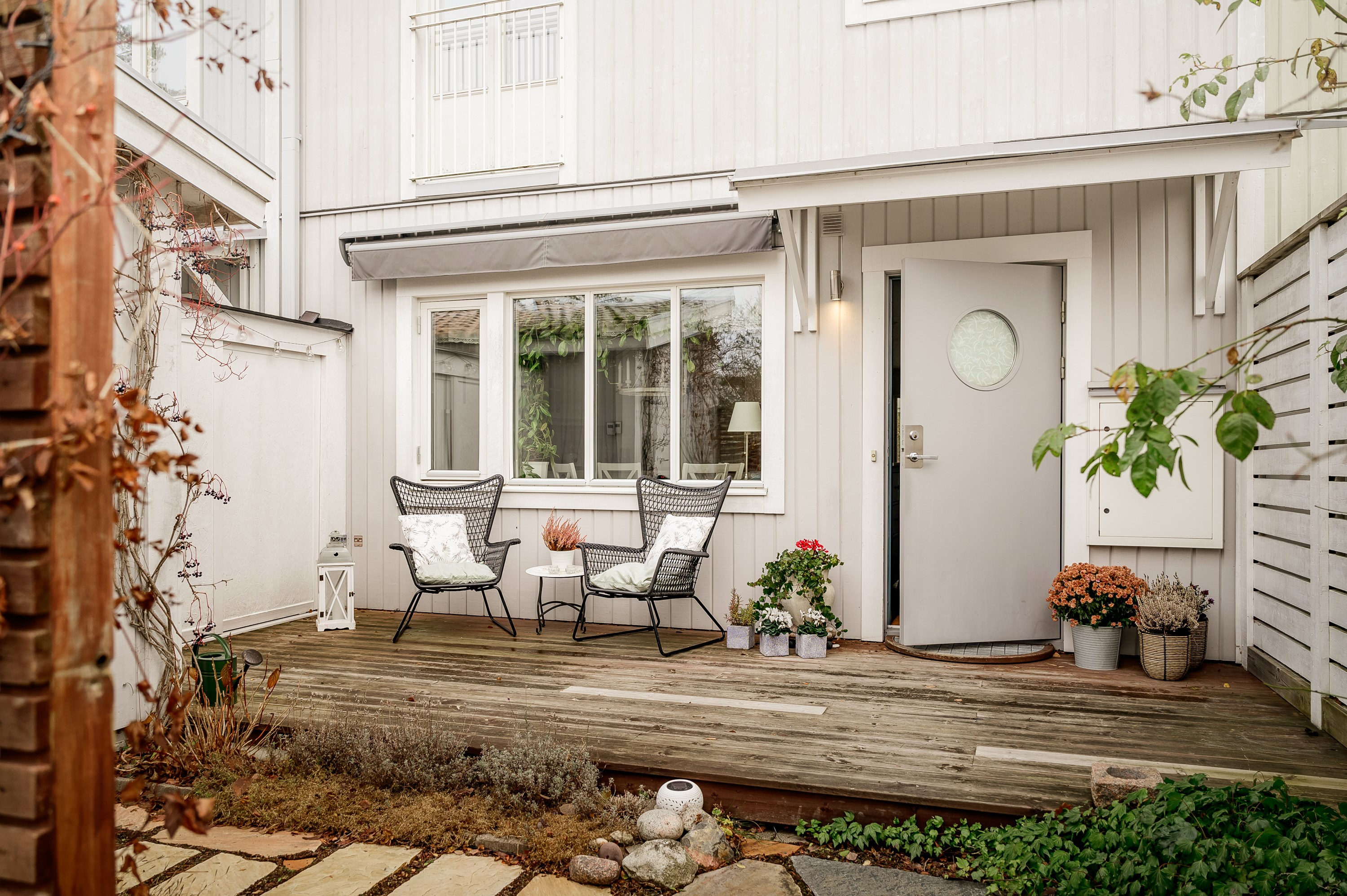 Framsida med altan i skyddat sydvästläge.